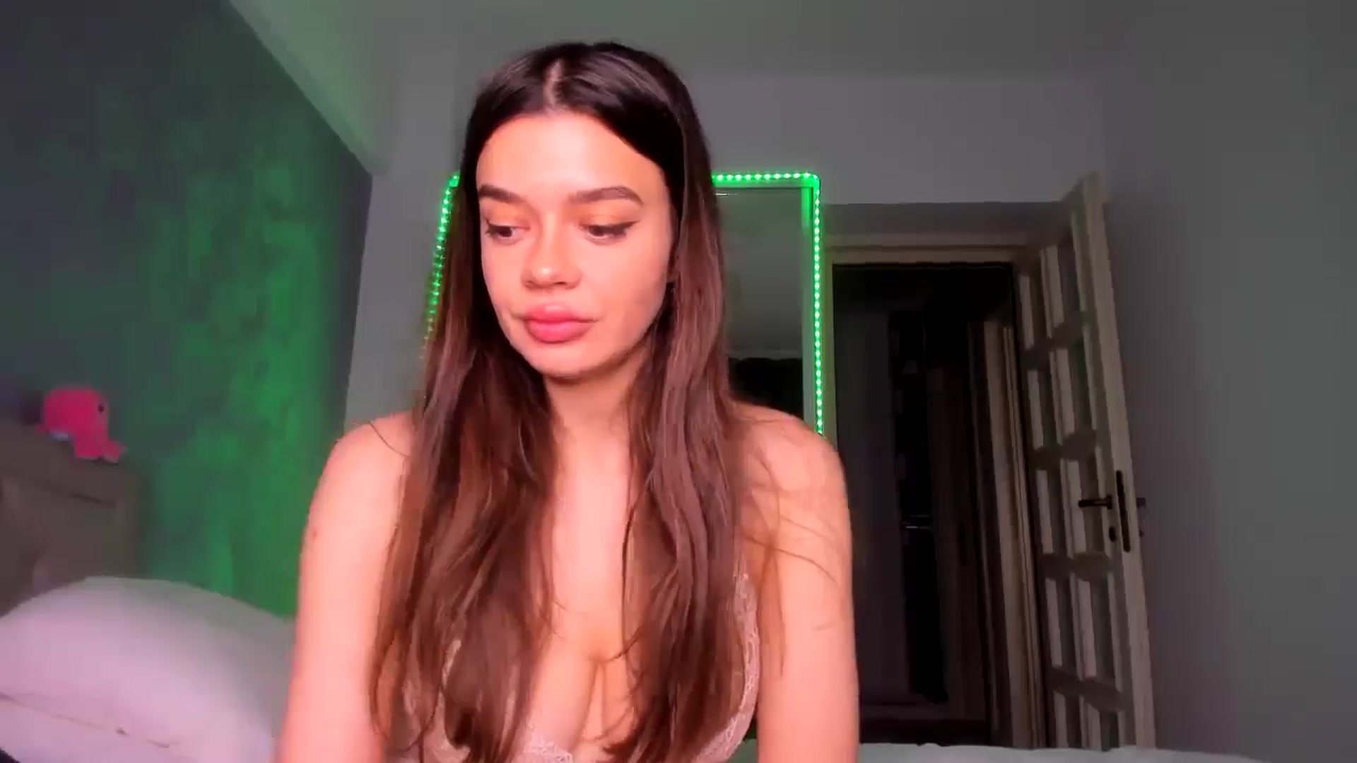 Gallery image thumbnail from Miss_Medyson's myfreecams stream on, 05/15/2025, 09:46 image 19 of 20