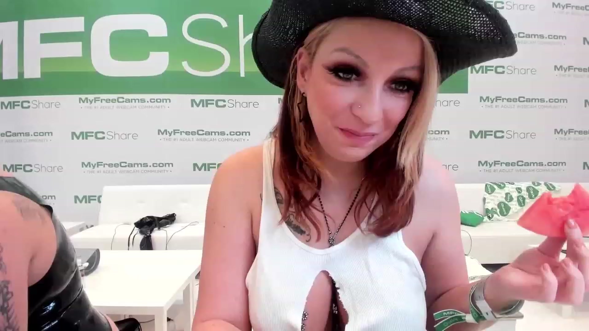 Gallery image thumbnail from Miss_Nina's myfreecams stream on, 01/05/2023, 23:31 image 6 of 20
