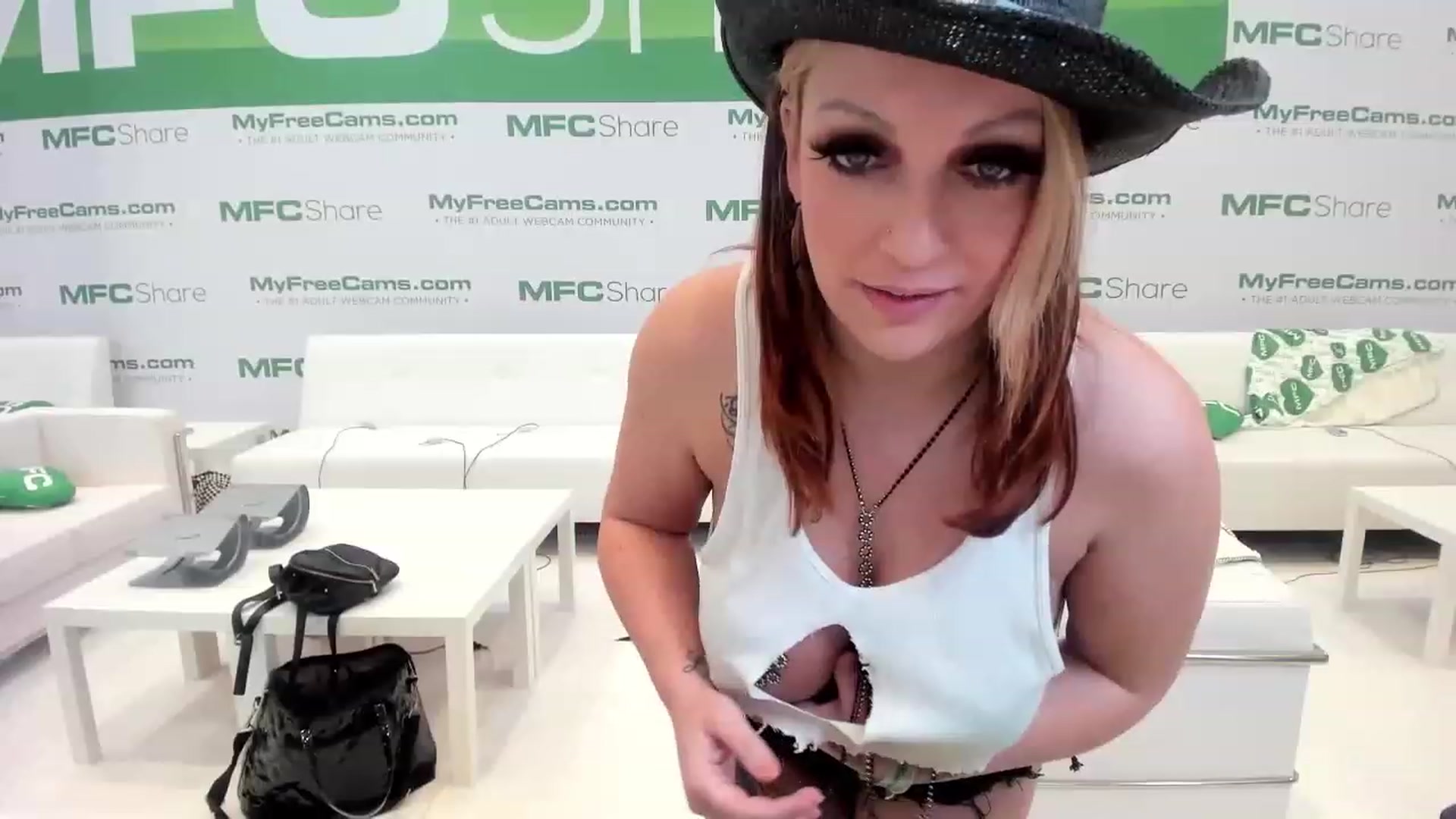 Gallery image thumbnail from Miss_Nina's myfreecams stream on, 01/05/2023, 23:31 image 12 of 20