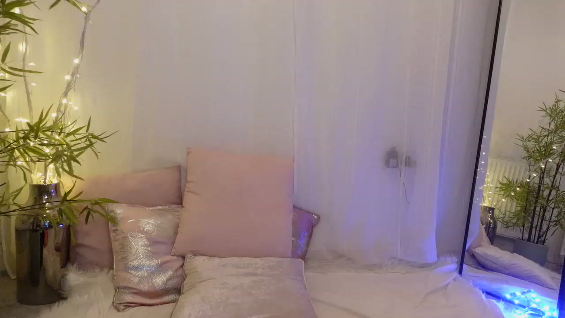 Gallery image thumbnail from Miss_ReinaT's myfreecams stream on, 11/14/2022, 18:23 image 10 of 20