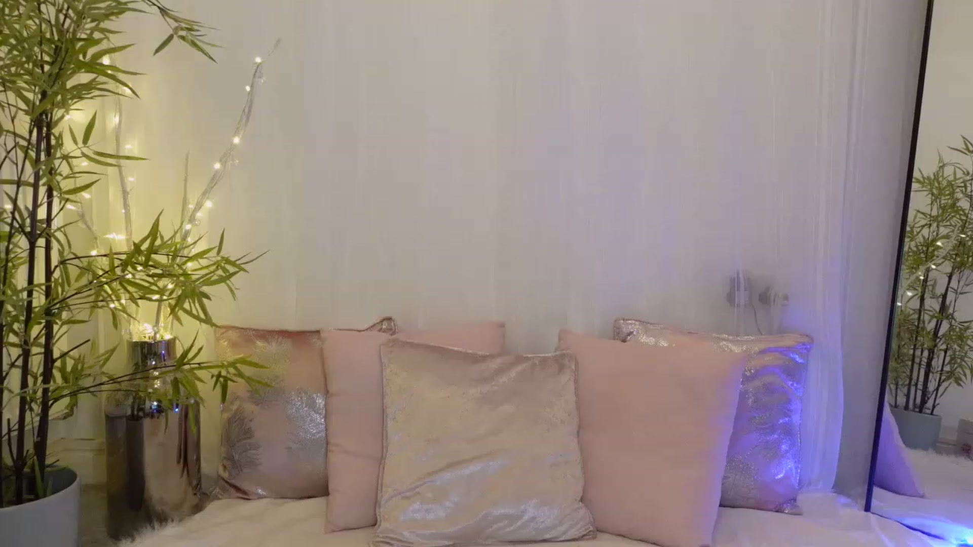 Gallery image thumbnail from Miss_ReinaT's myfreecams stream on, 11/16/2022, 18:07 image 8 of 20