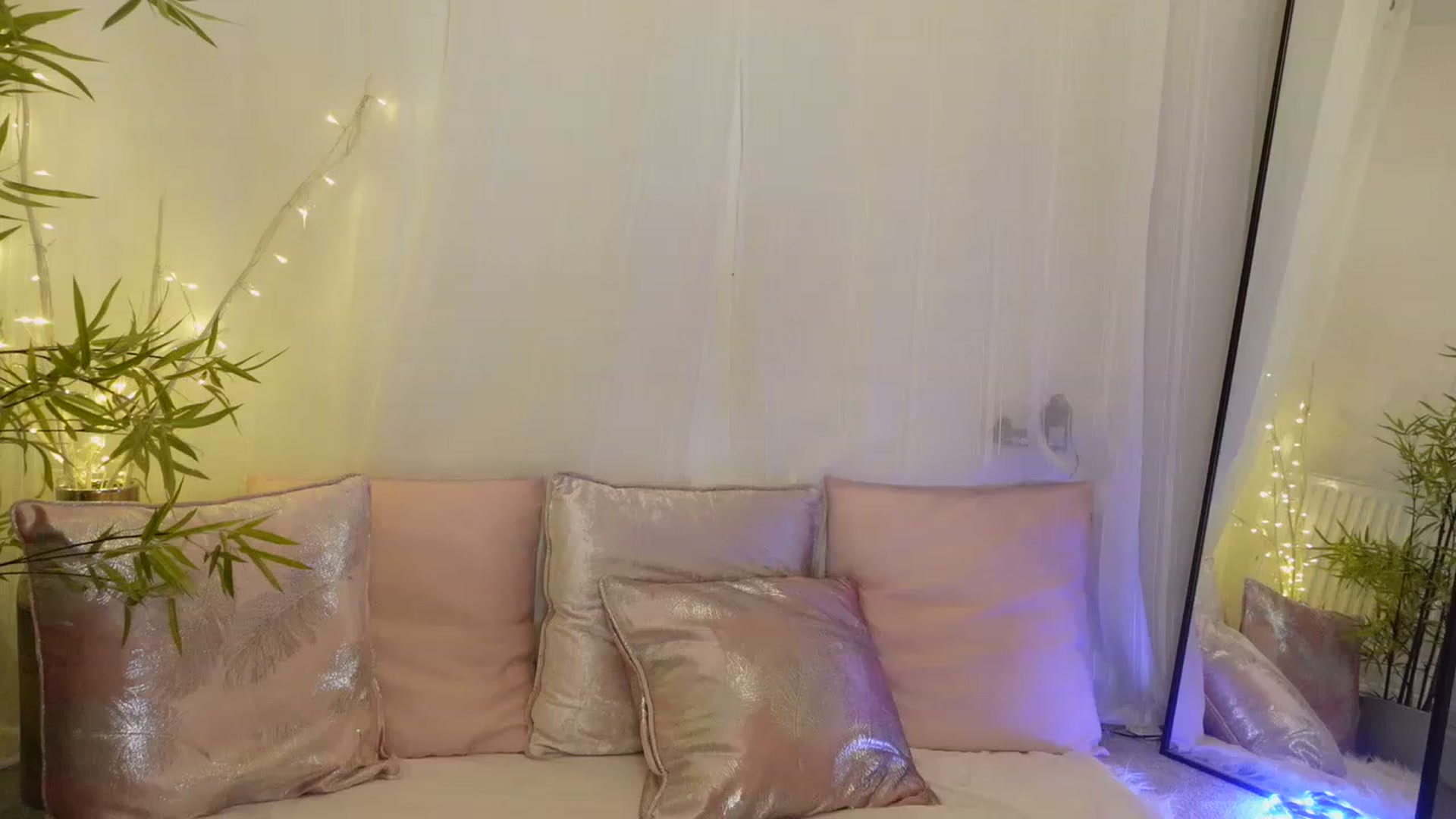 Gallery image thumbnail from Miss_ReinaT's myfreecams stream on, 12/03/2022, 18:20 image 1 of 20