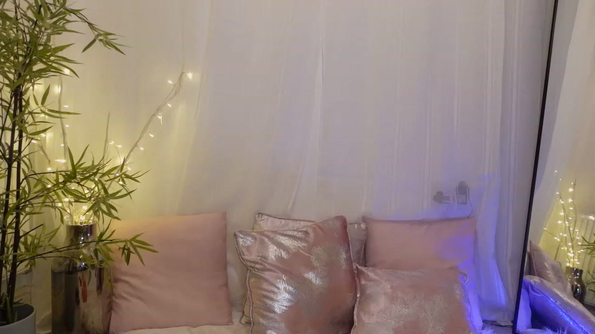 Gallery image thumbnail from Miss_ReinaT's myfreecams stream on, 12/04/2022, 16:32 image 18 of 20