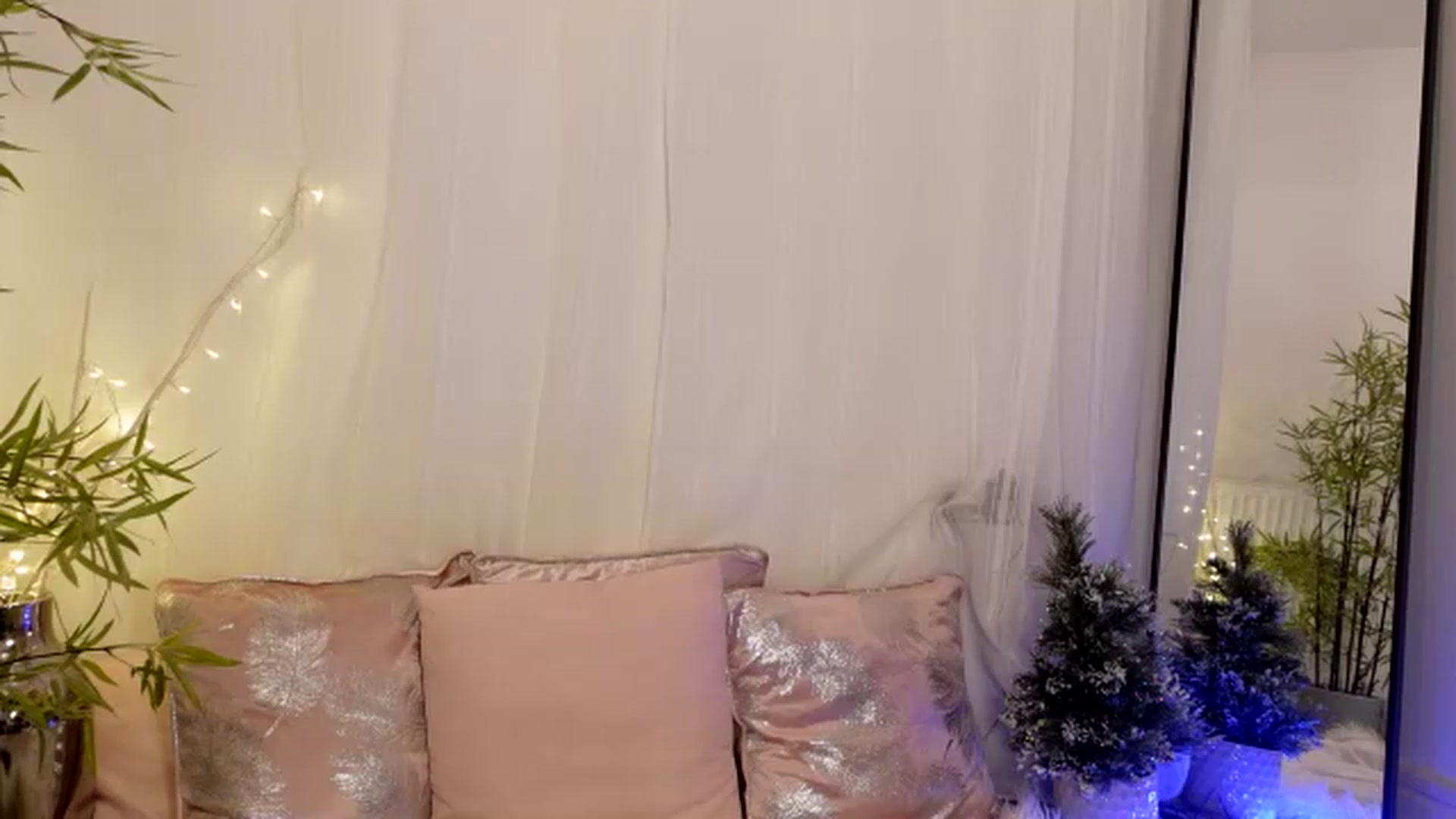 Gallery image thumbnail from Miss_ReinaT's myfreecams stream on, 12/18/2022, 15:52 image 1 of 20
