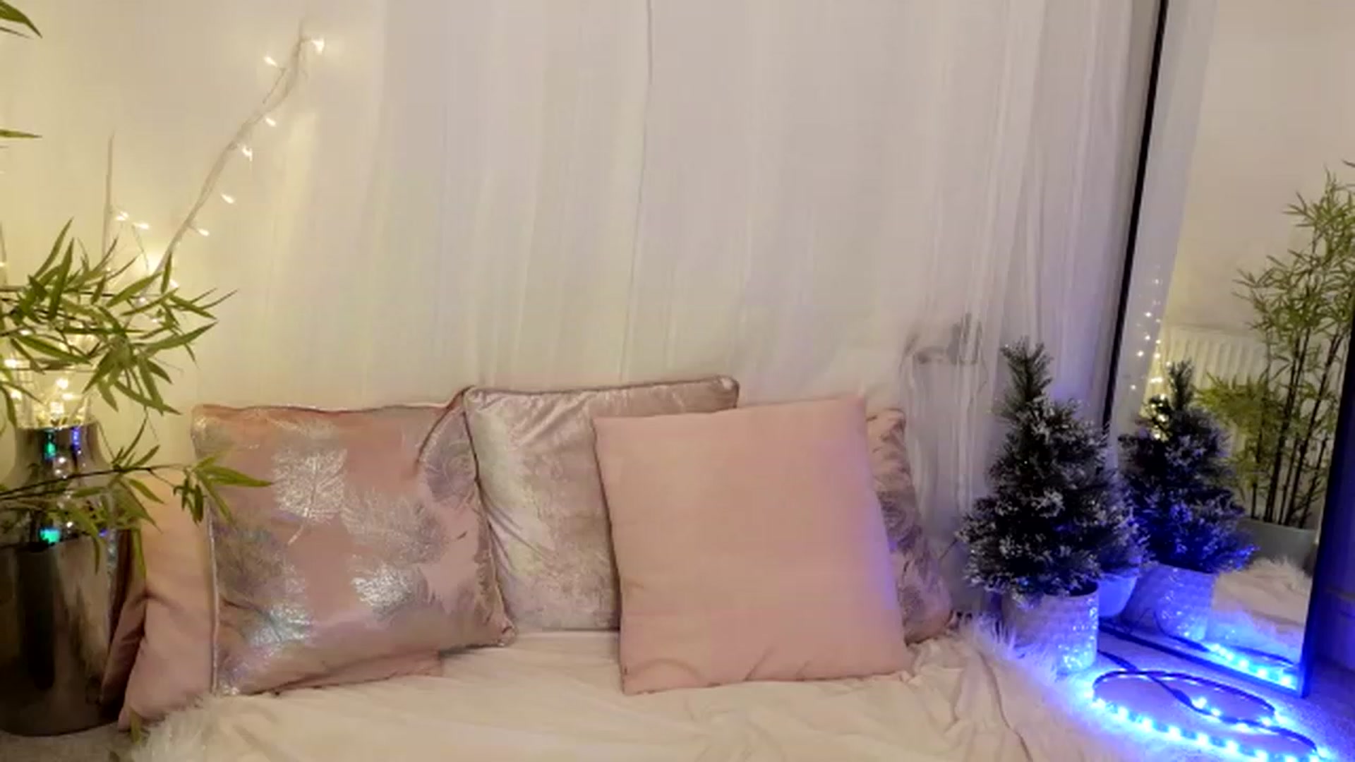 Gallery image thumbnail from Miss_ReinaT's myfreecams stream on, 12/18/2022, 15:52 image 19 of 20