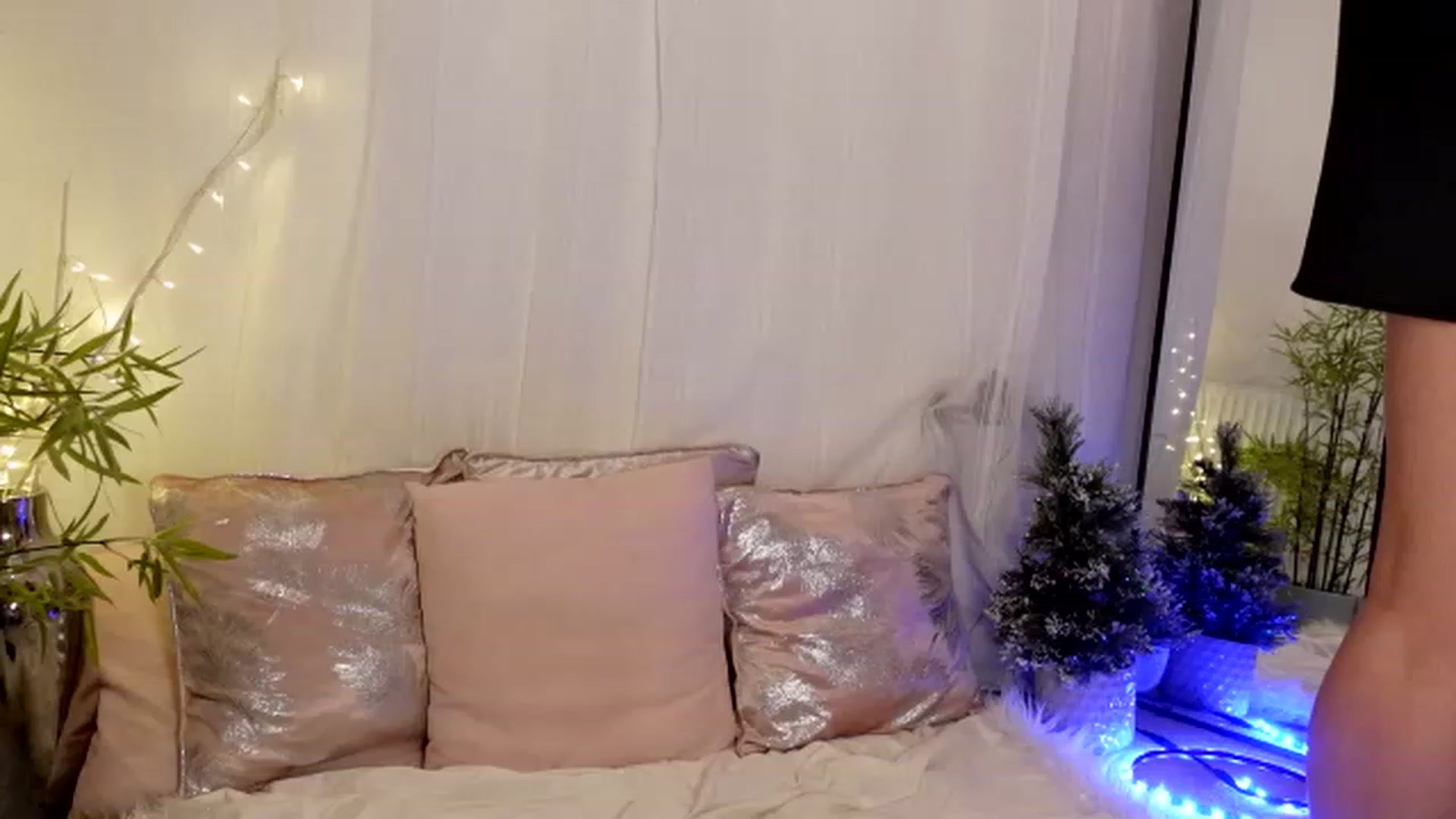 Gallery image thumbnail from Miss_ReinaT's myfreecams stream on, 12/18/2022, 15:52 image 2 of 20