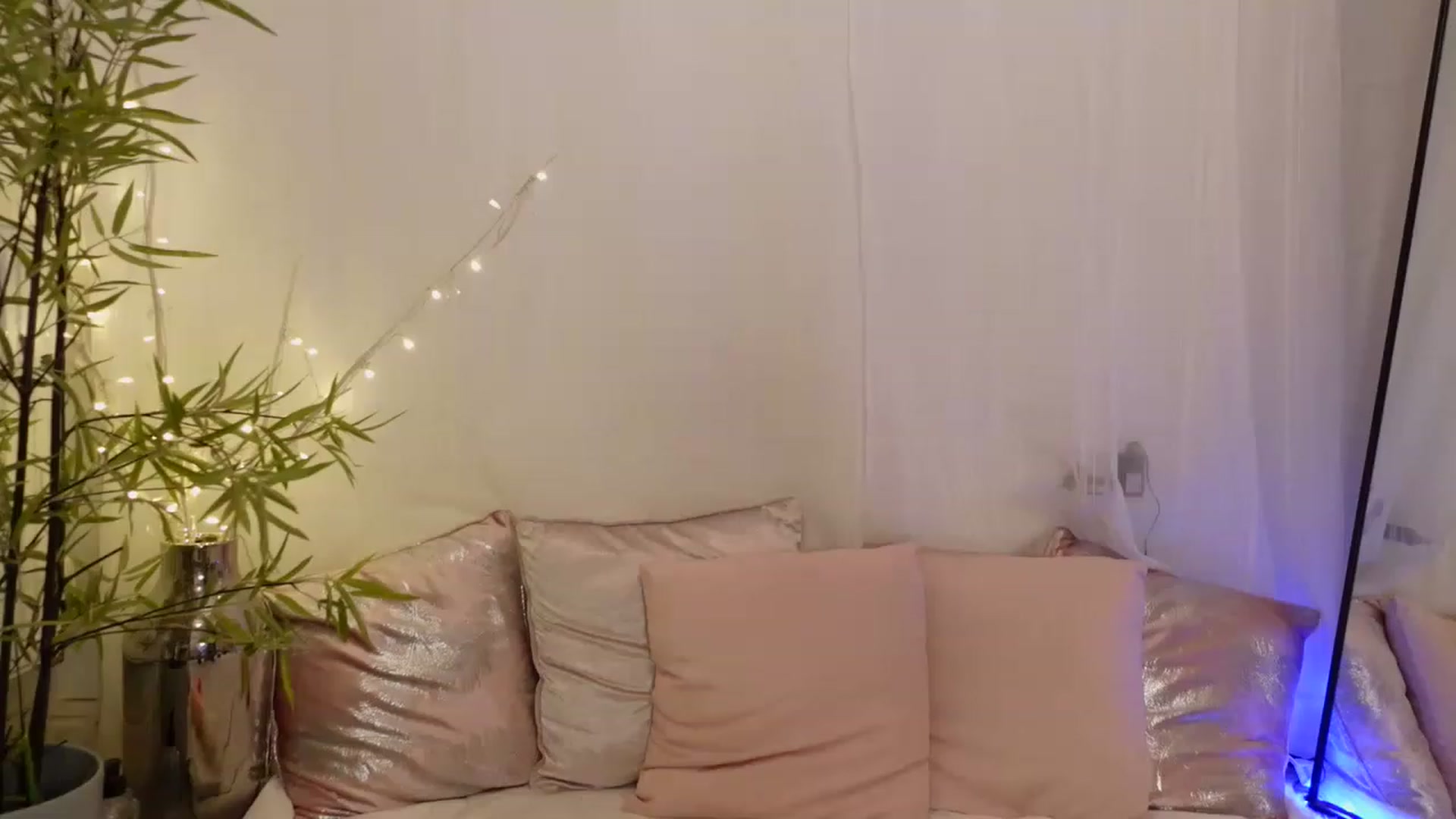 Gallery image thumbnail from Miss_ReinaT's myfreecams stream on, 01/22/2023, 18:05 image 12 of 20