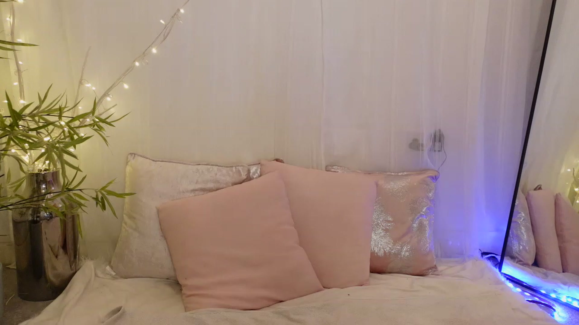 Gallery image thumbnail from Miss_ReinaT's myfreecams stream on, 01/26/2023, 19:20 image 15 of 20