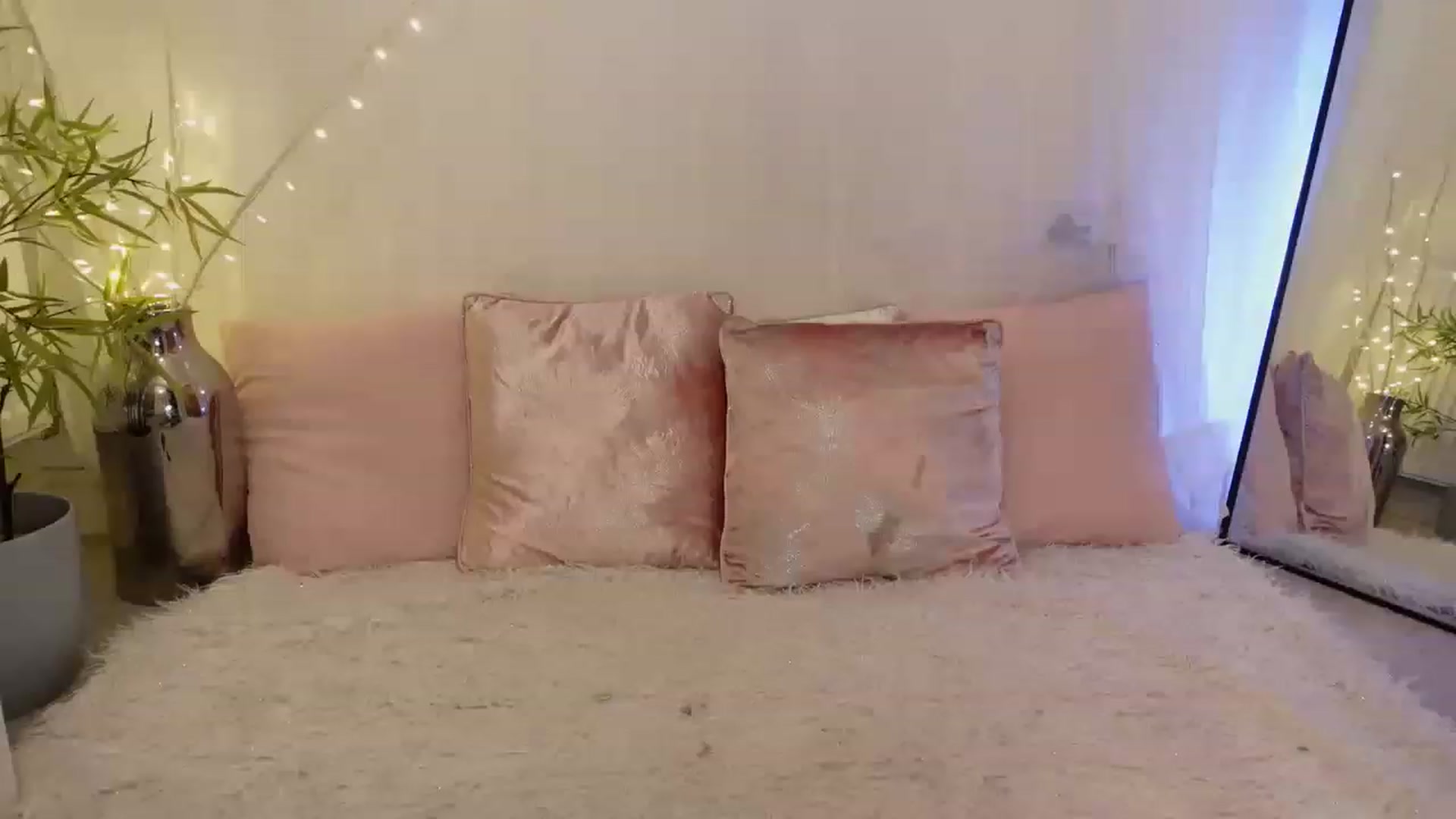 Gallery image thumbnail from Miss_ReinaT's myfreecams stream on, 03/10/2023, 16:21 image 14 of 20