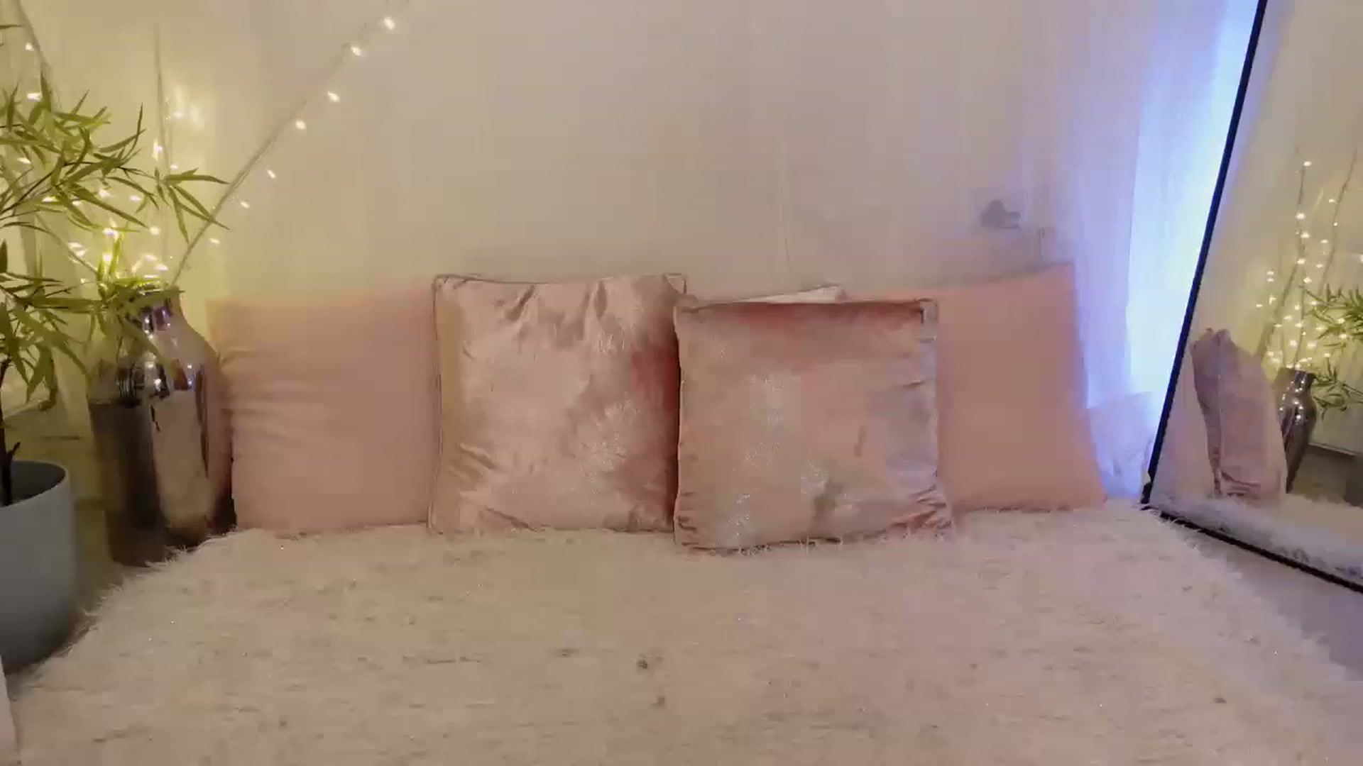 Gallery image thumbnail from Miss_ReinaT's myfreecams stream on, 03/10/2023, 16:21 image 15 of 20