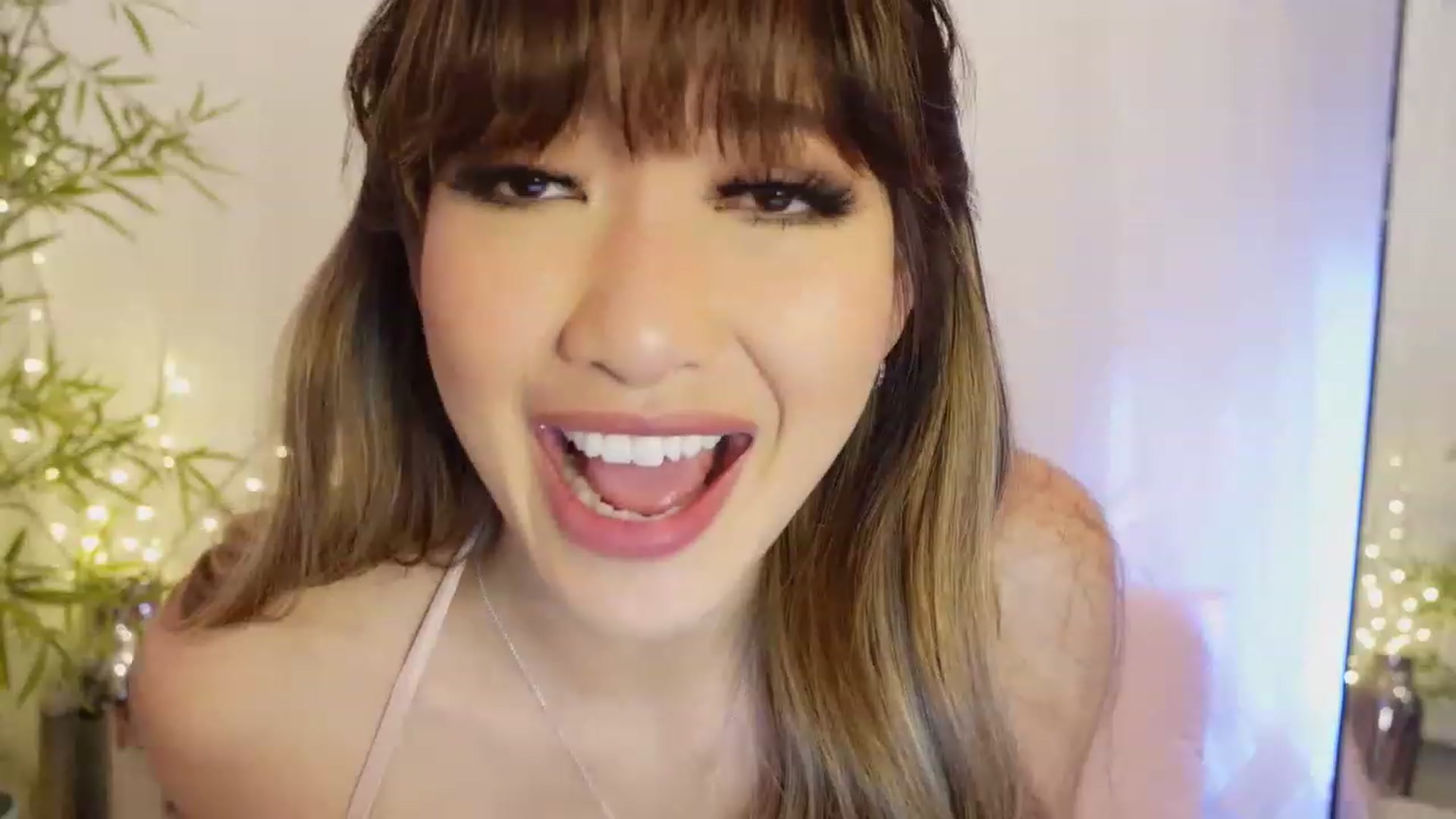 Gallery image thumbnail from Miss_ReinaT's myfreecams stream on, 03/13/2023, 16:12 image 5 of 20