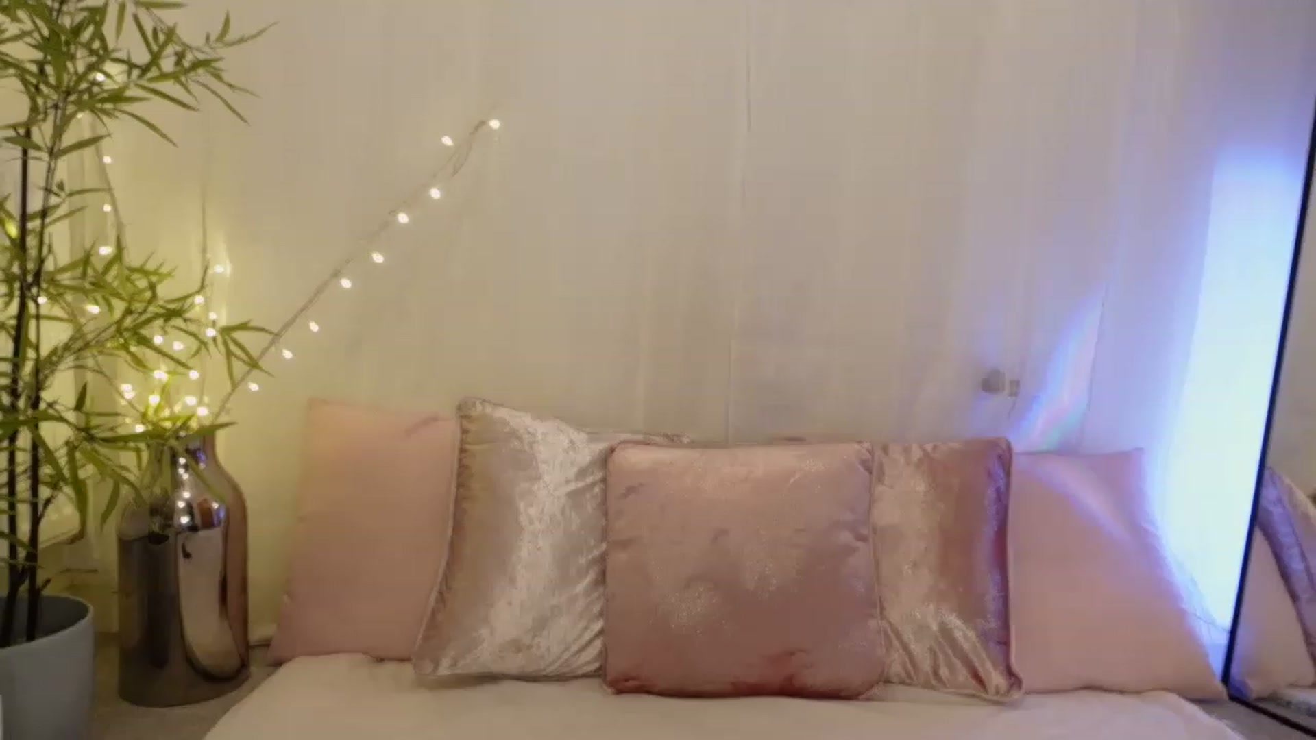 Gallery image thumbnail from Miss_ReinaT's myfreecams stream on, 03/20/2023, 16:00 image 14 of 20