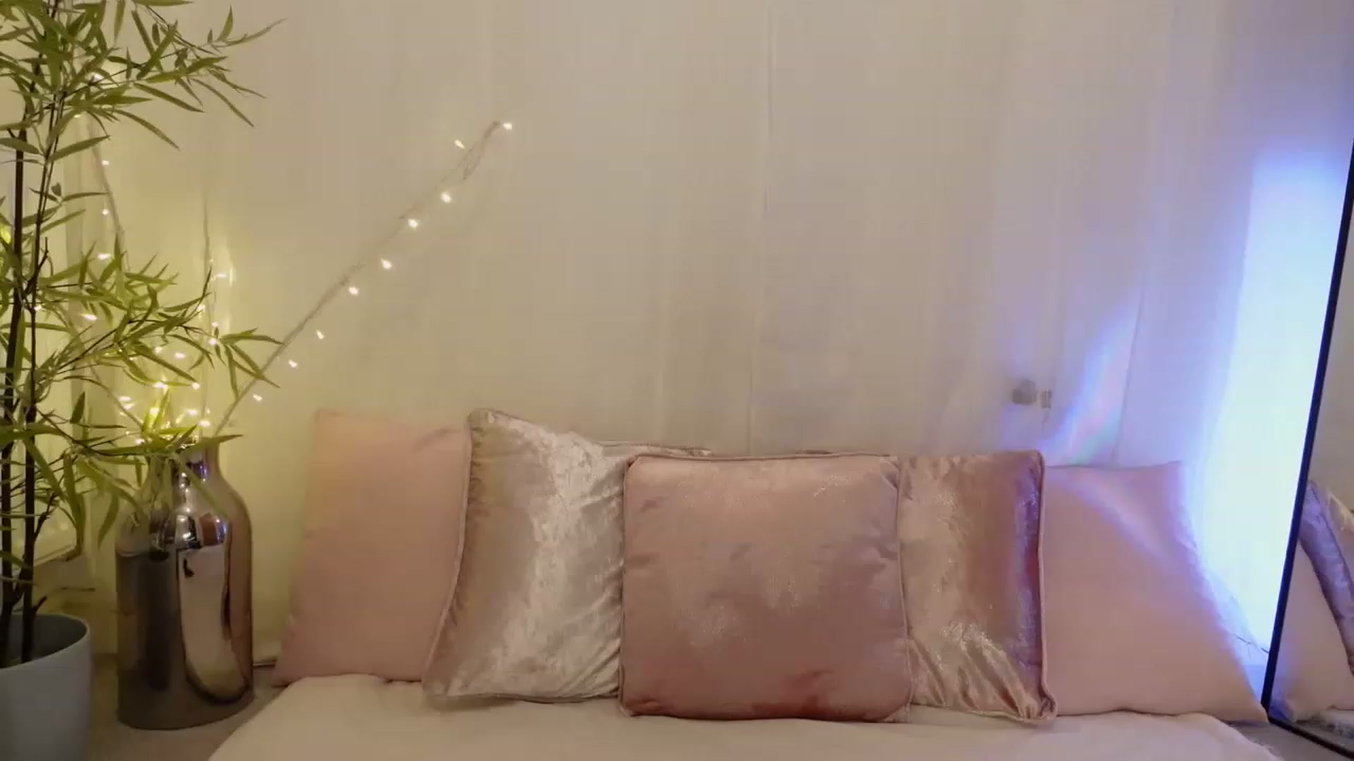 Gallery image thumbnail from Miss_ReinaT's myfreecams stream on, 03/20/2023, 16:00 image 15 of 20