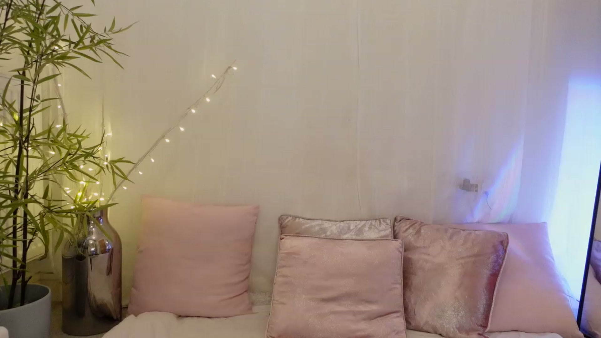 Gallery image thumbnail from Miss_ReinaT's myfreecams stream on, 03/21/2023, 14:36 image 2 of 20
