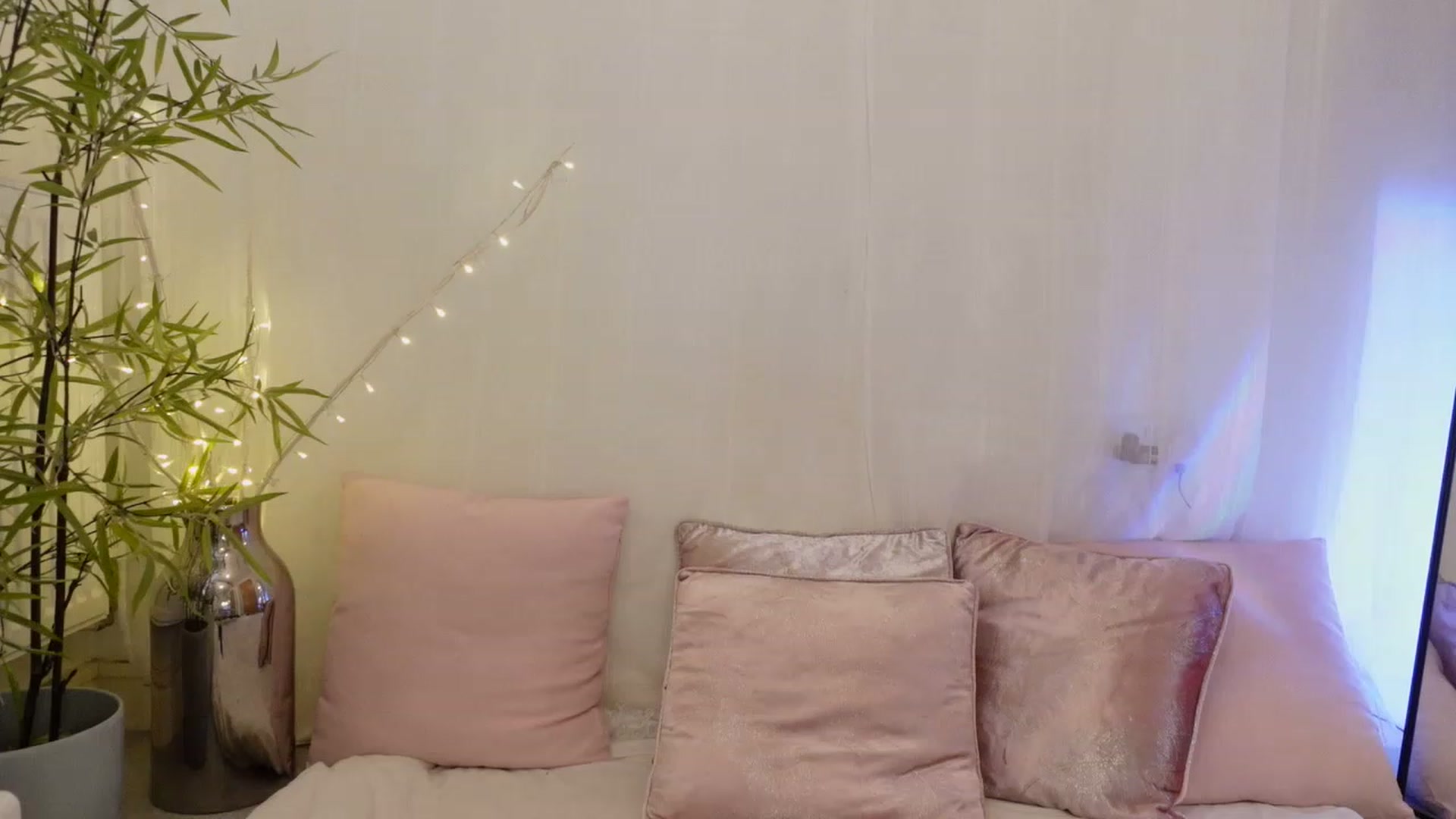Gallery image thumbnail from Miss_ReinaT's myfreecams stream on, 03/21/2023, 14:36 image 1 of 20