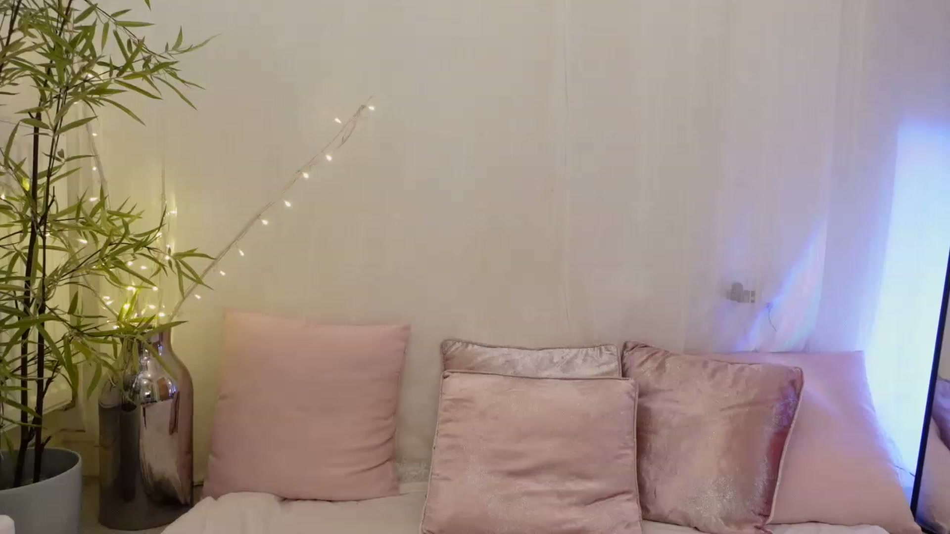 Gallery image thumbnail from Miss_ReinaT's myfreecams stream on, 03/21/2023, 14:36 image 5 of 20