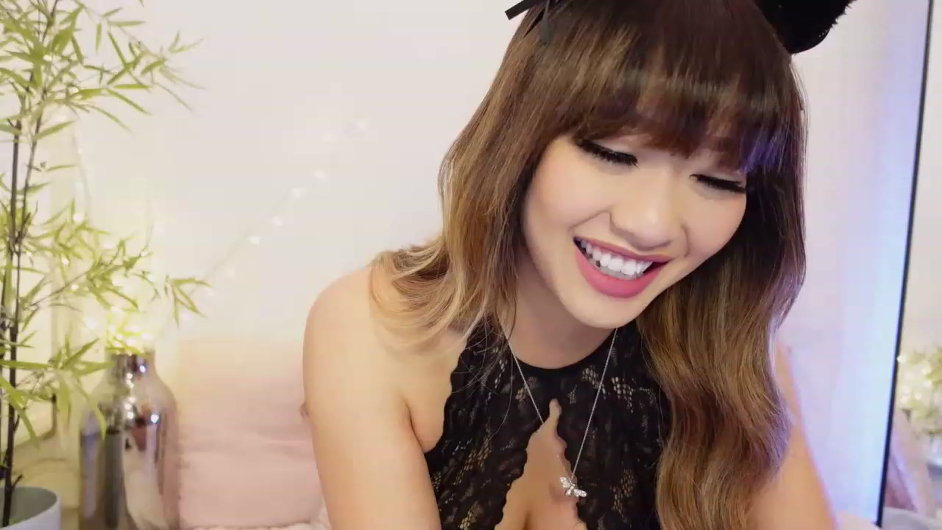 Gallery image thumbnail from Miss_ReinaT's myfreecams stream on, 03/27/2023, 16:38 image 4 of 20
