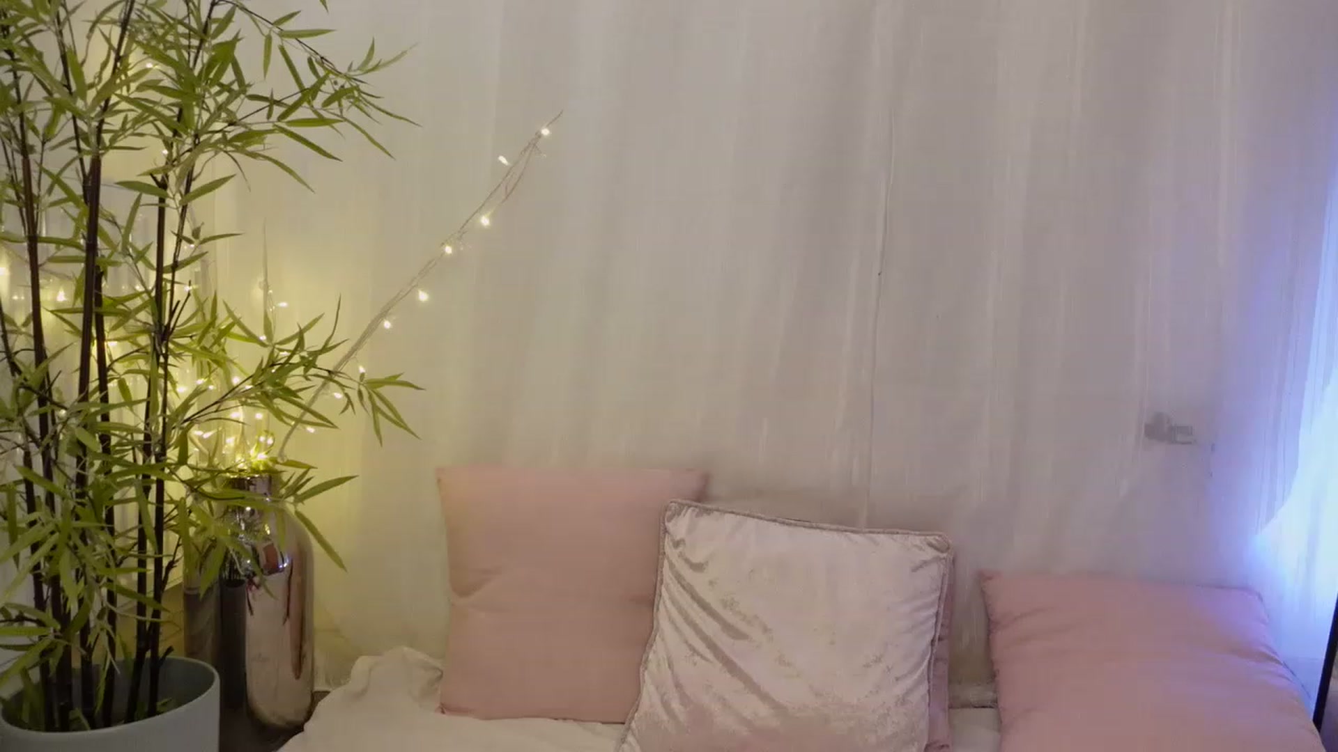 Gallery image thumbnail from Miss_ReinaT's myfreecams stream on, 04/17/2023, 17:48 image 3 of 20