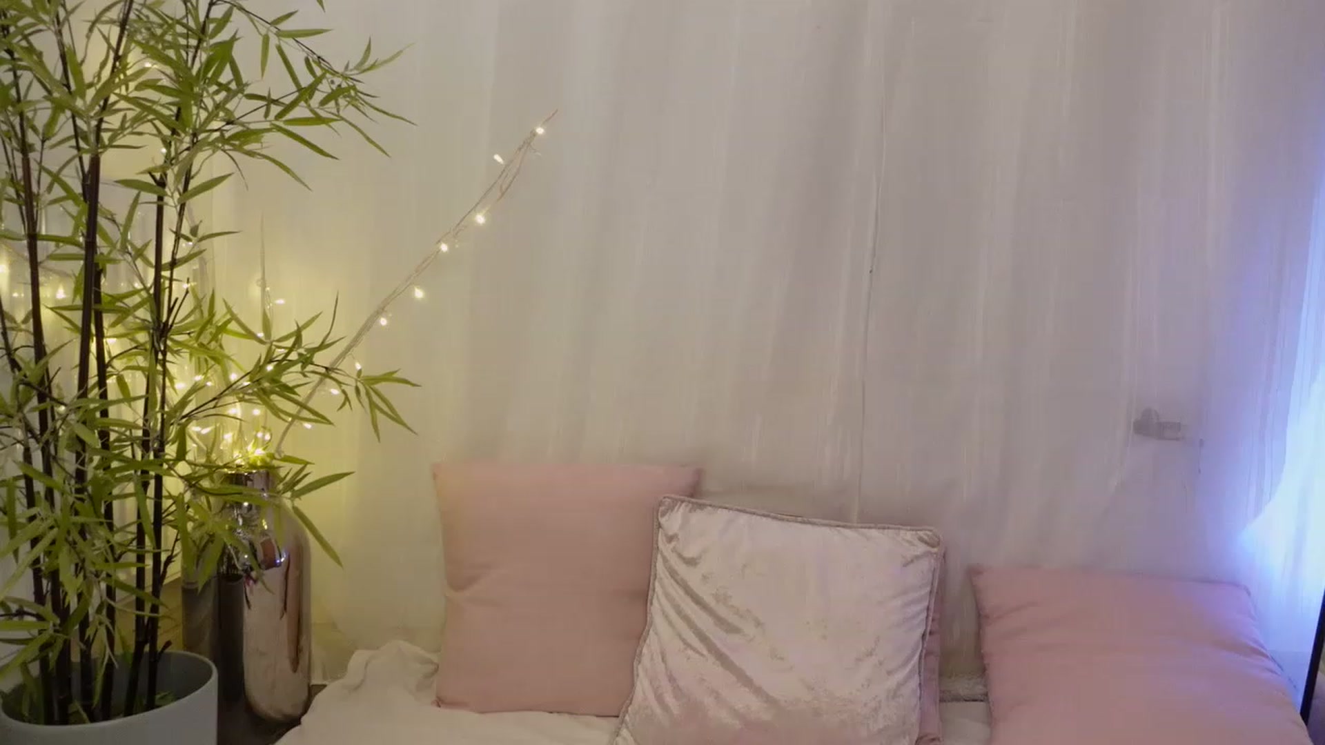Gallery image thumbnail from Miss_ReinaT's myfreecams stream on, 04/17/2023, 17:48 image 4 of 20