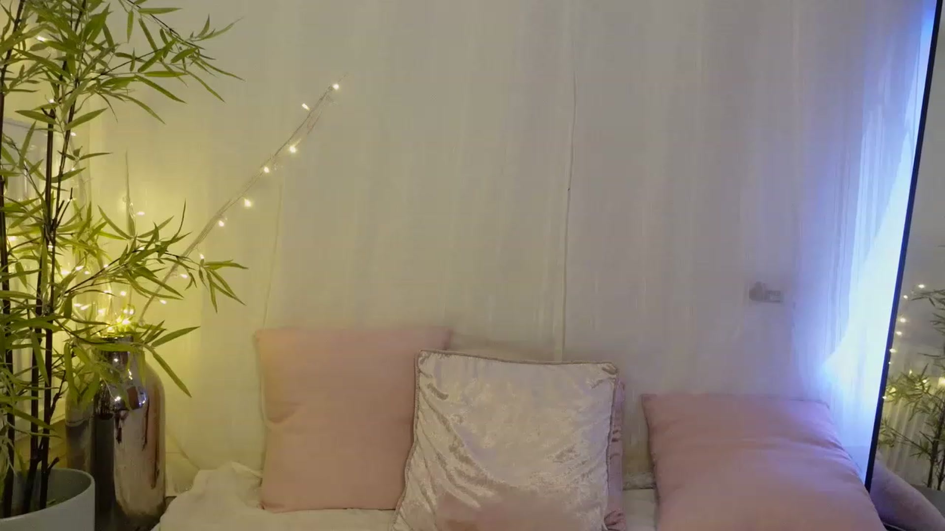 Gallery image thumbnail from Miss_ReinaT's myfreecams stream on, 04/17/2023, 17:48 image 20 of 20