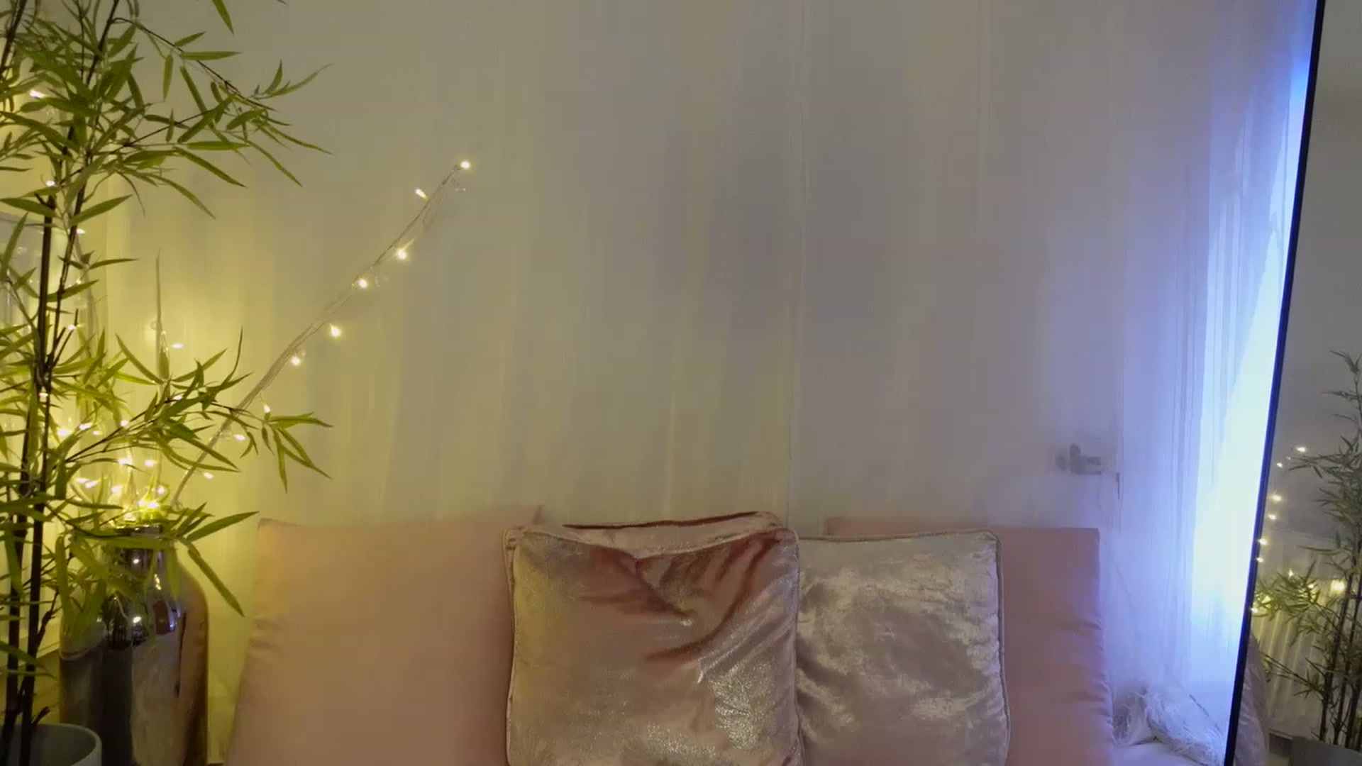 Gallery image thumbnail from Miss_ReinaT's myfreecams stream on, 04/18/2023, 17:53 image 5 of 20