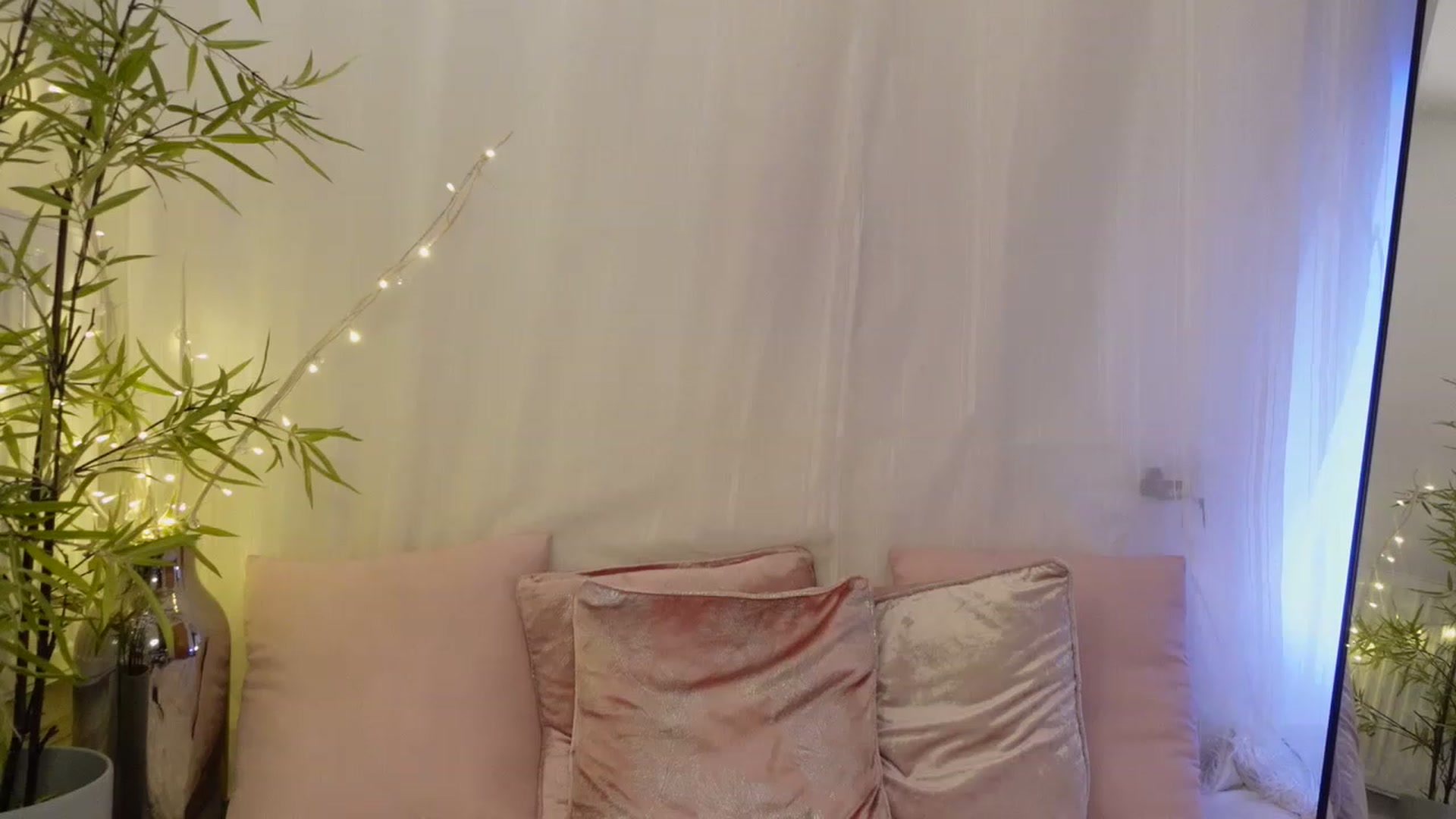 Gallery image thumbnail from Miss_ReinaT's myfreecams stream on, 04/19/2023, 18:39 image 10 of 20