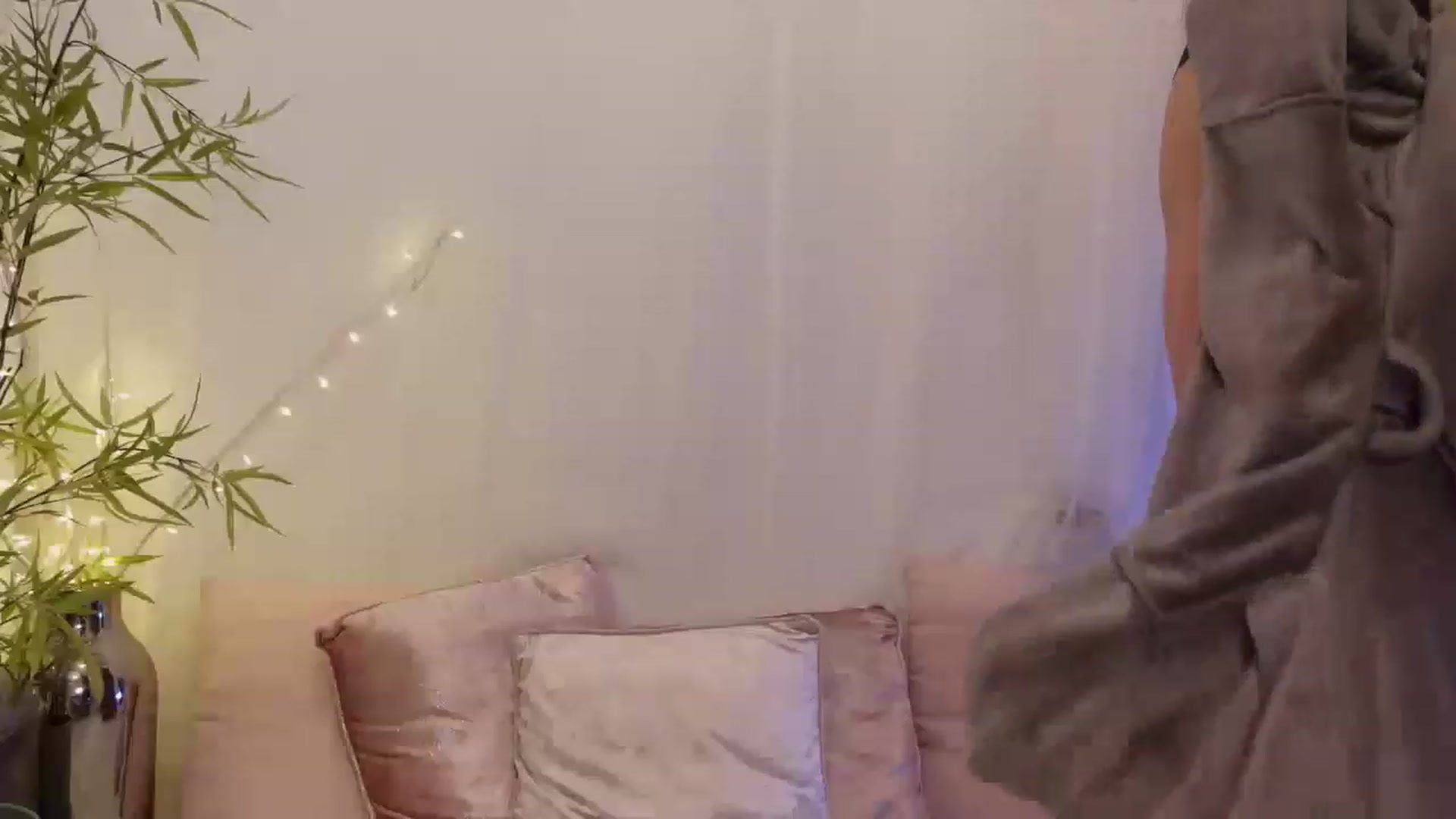 Gallery image thumbnail from Miss_ReinaT's myfreecams stream on, 04/27/2023, 16:10 image 14 of 20