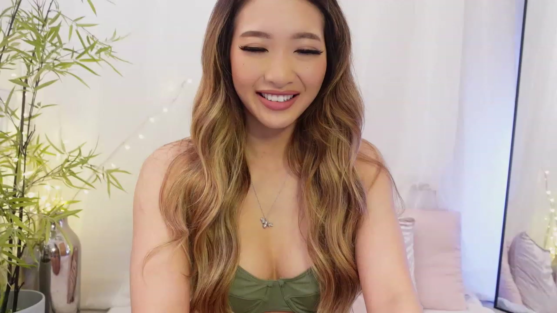 Gallery image thumbnail from Miss_ReinaT's myfreecams stream on, 04/28/2023, 17:26 image 15 of 20
