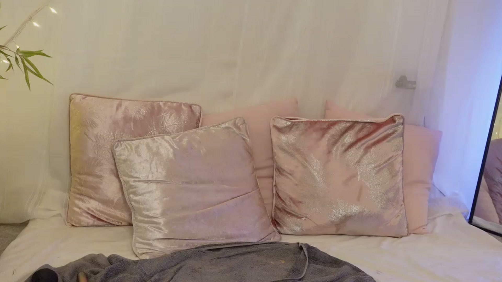 Gallery image thumbnail from Miss_ReinaT's myfreecams stream on, 05/03/2023, 18:31 image 2 of 20