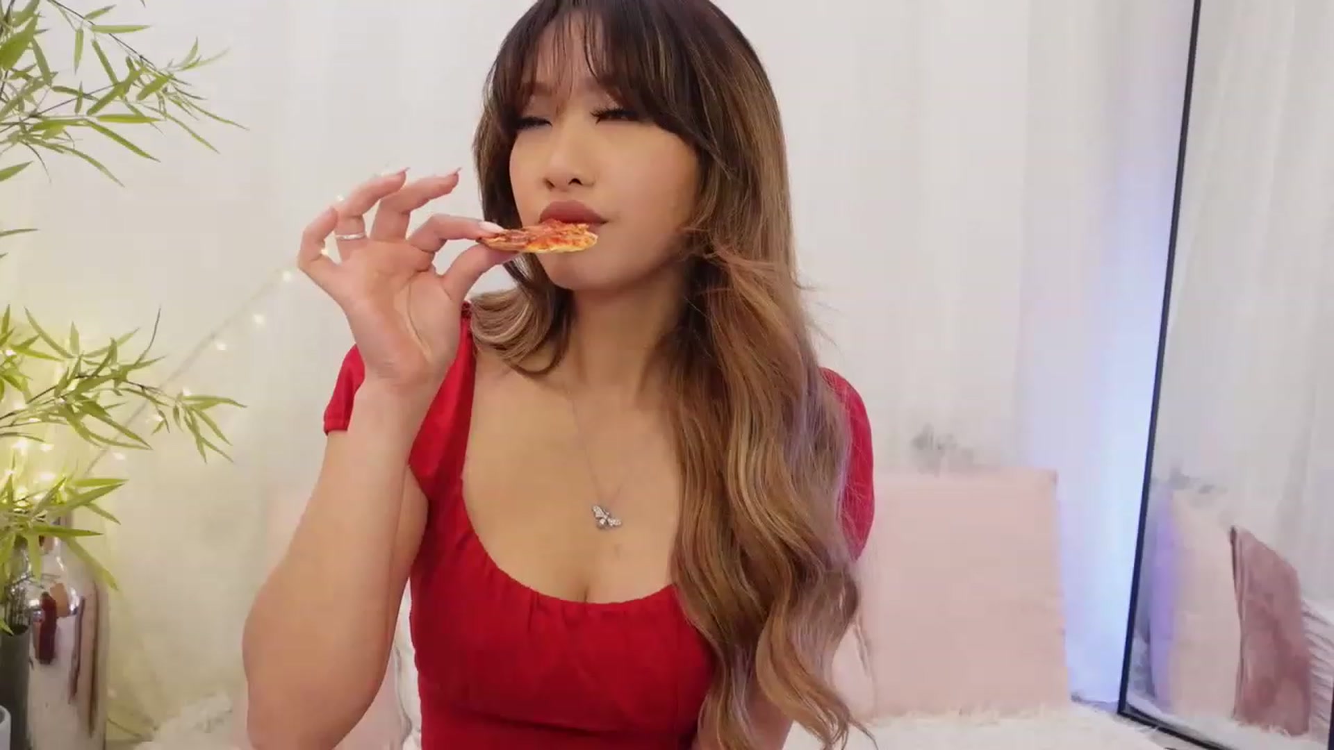 Gallery image thumbnail from Miss_ReinaT's myfreecams stream on, 05/06/2023, 18:20 image 6 of 20