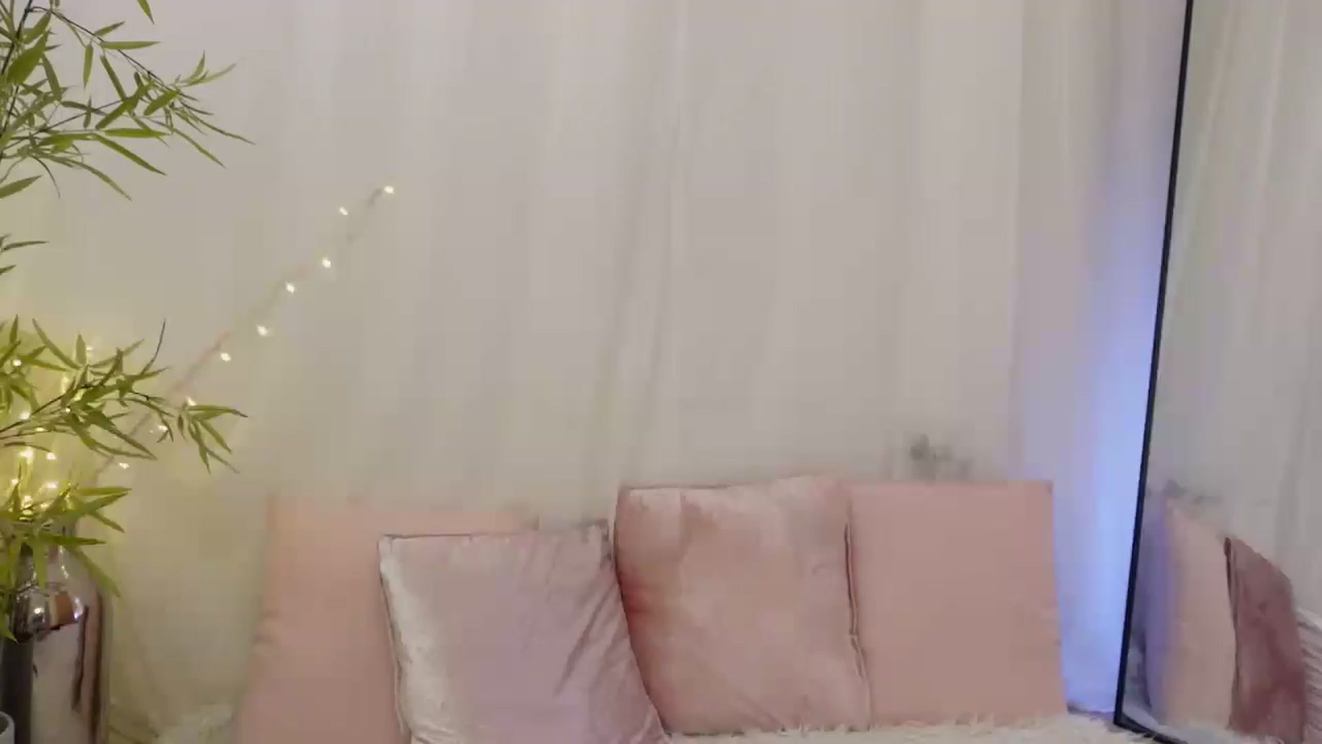 Gallery image thumbnail from Miss_ReinaT's myfreecams stream on, 05/06/2023, 18:20 image 4 of 20