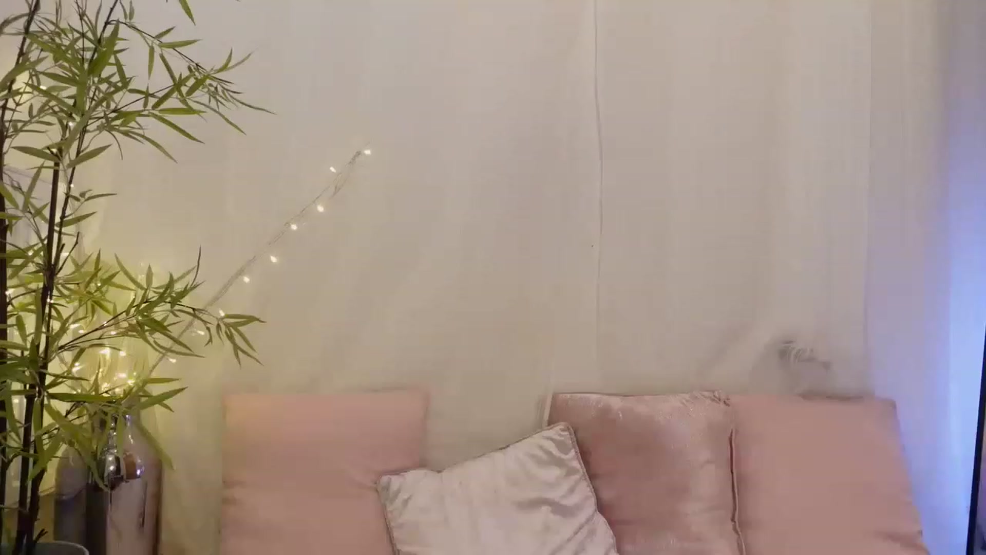 Gallery image thumbnail from Miss_ReinaT's myfreecams stream on, 05/09/2023, 16:27 image 6 of 20