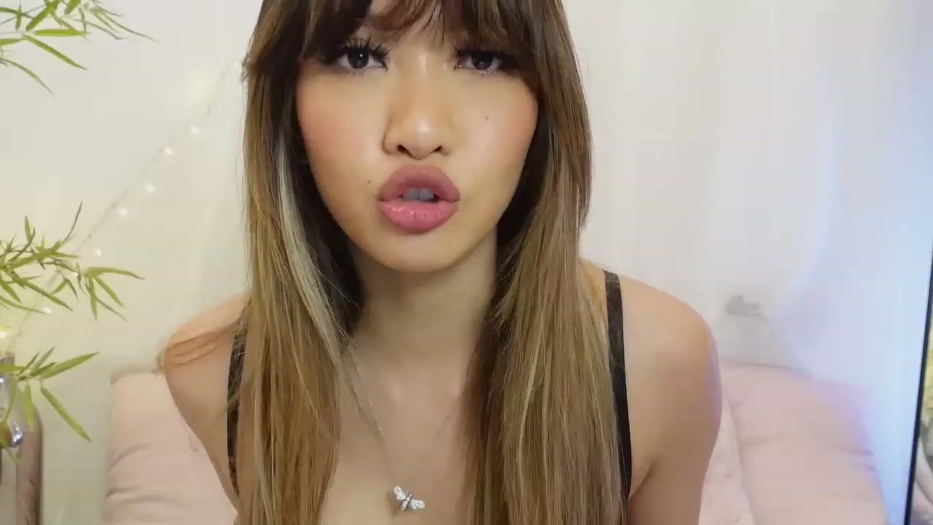 Gallery image thumbnail from Miss_ReinaT's myfreecams stream on, 05/21/2023, 14:34 image 10 of 20