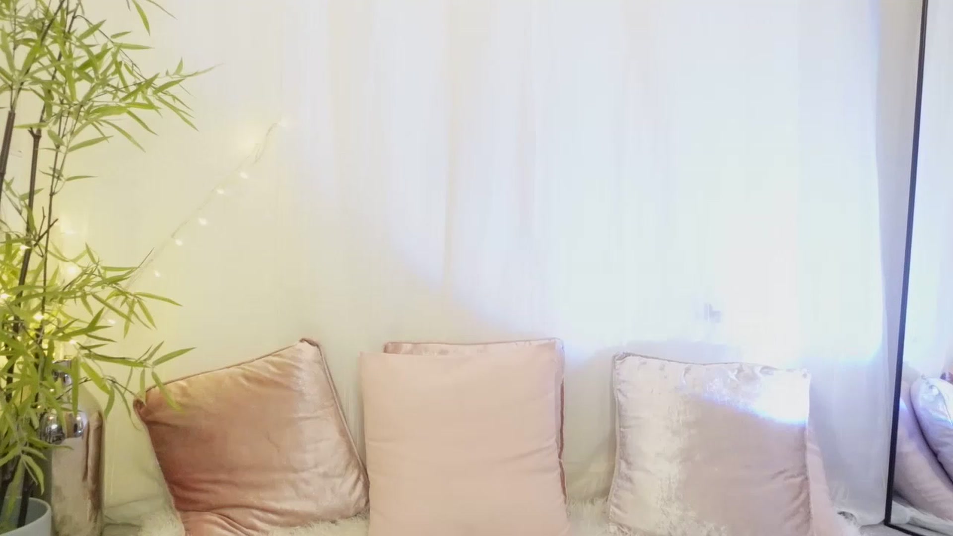 Gallery image thumbnail from Miss_ReinaT's myfreecams stream on, 06/10/2023, 18:10 image 14 of 20
