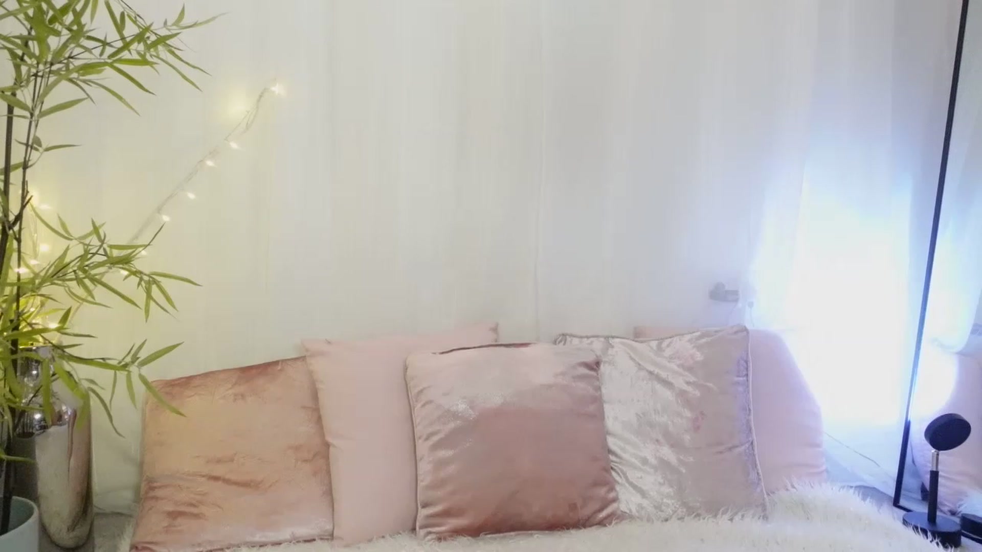 Gallery image thumbnail from Miss_ReinaT's myfreecams stream on, 06/14/2023, 16:34 image 14 of 20