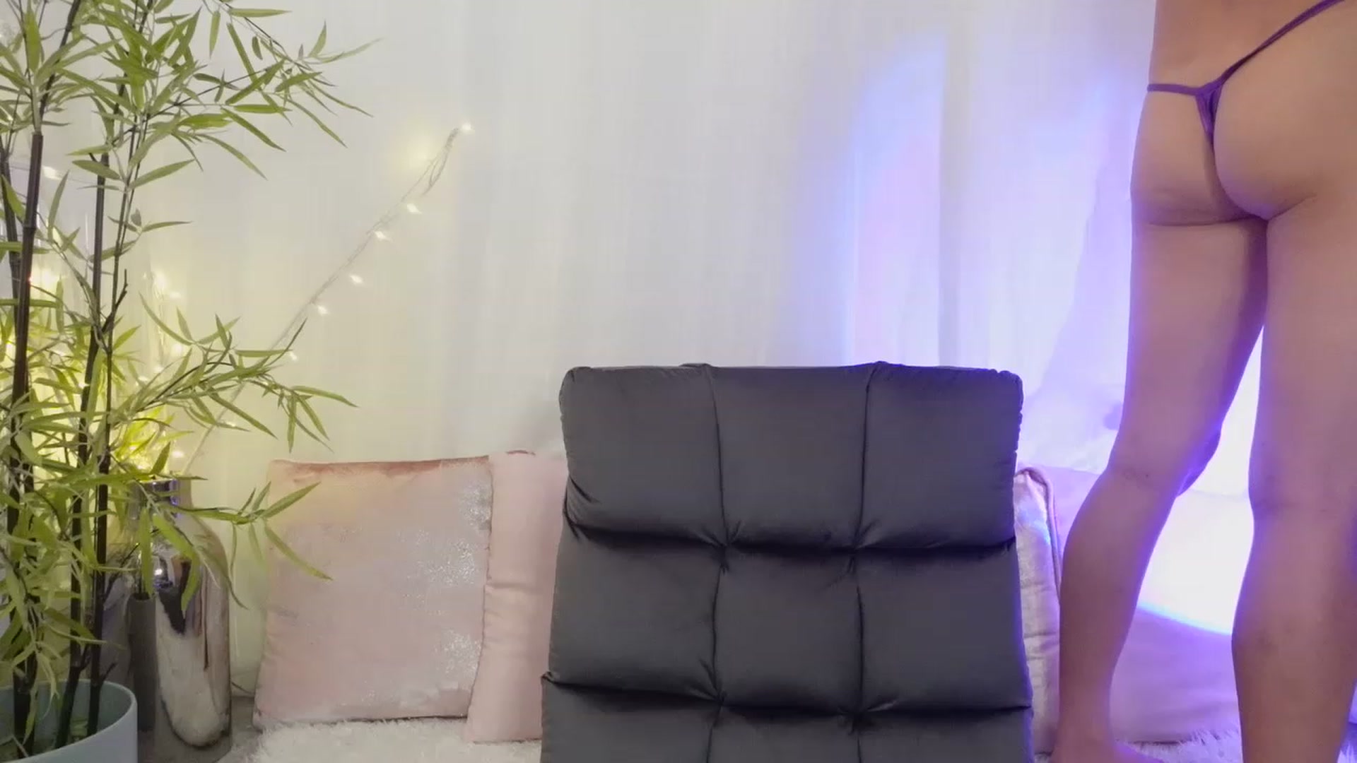 Gallery image thumbnail from Miss_ReinaT's myfreecams stream on, 06/16/2023, 14:50 image 19 of 20