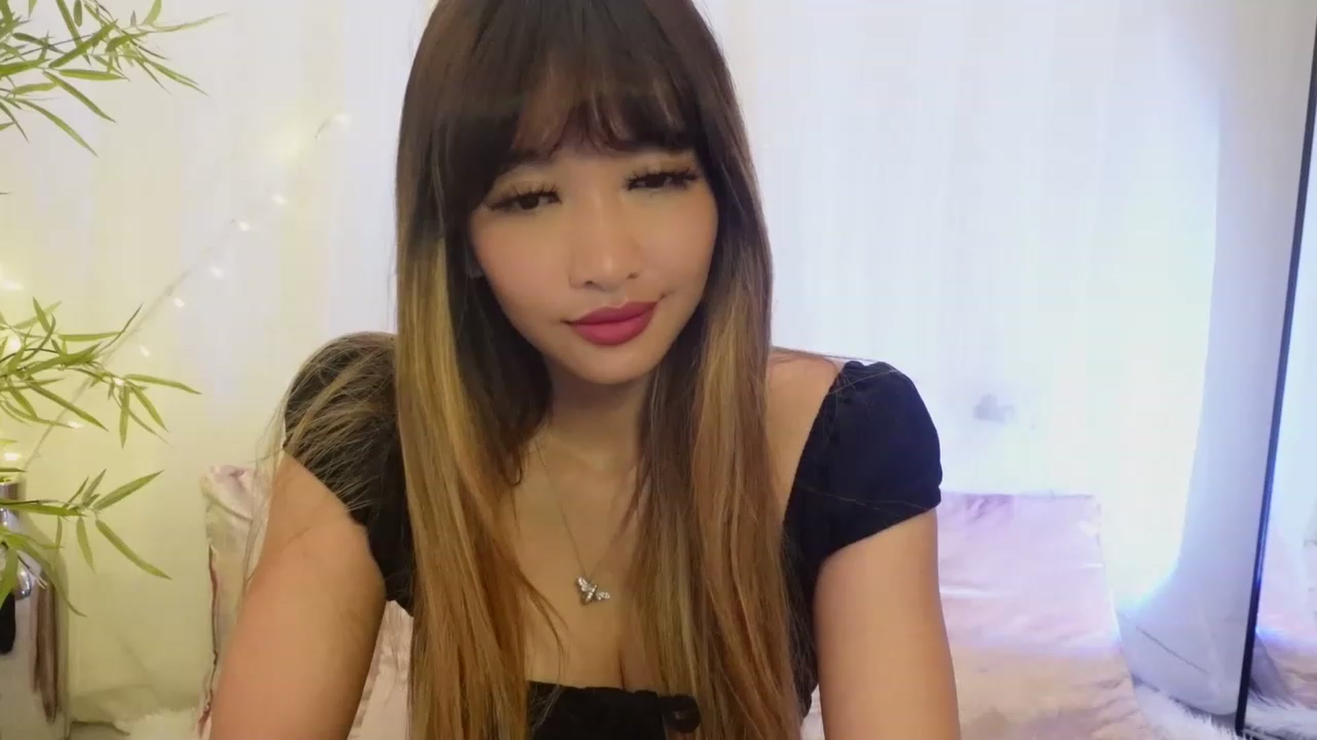 Gallery image thumbnail from Miss_ReinaT's myfreecams stream on, 06/21/2023, 17:13 image 12 of 20