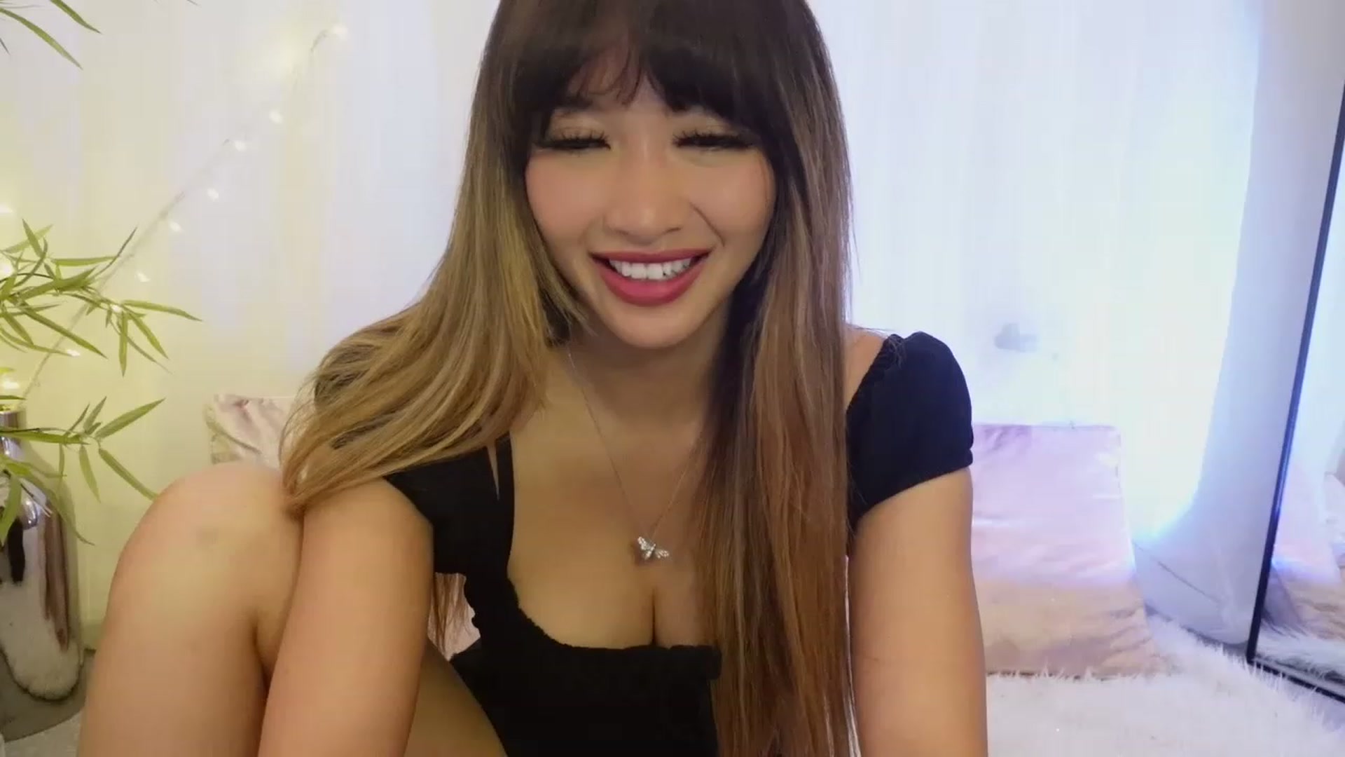 Gallery image thumbnail from Miss_ReinaT's myfreecams stream on, 06/21/2023, 17:13 image 14 of 20