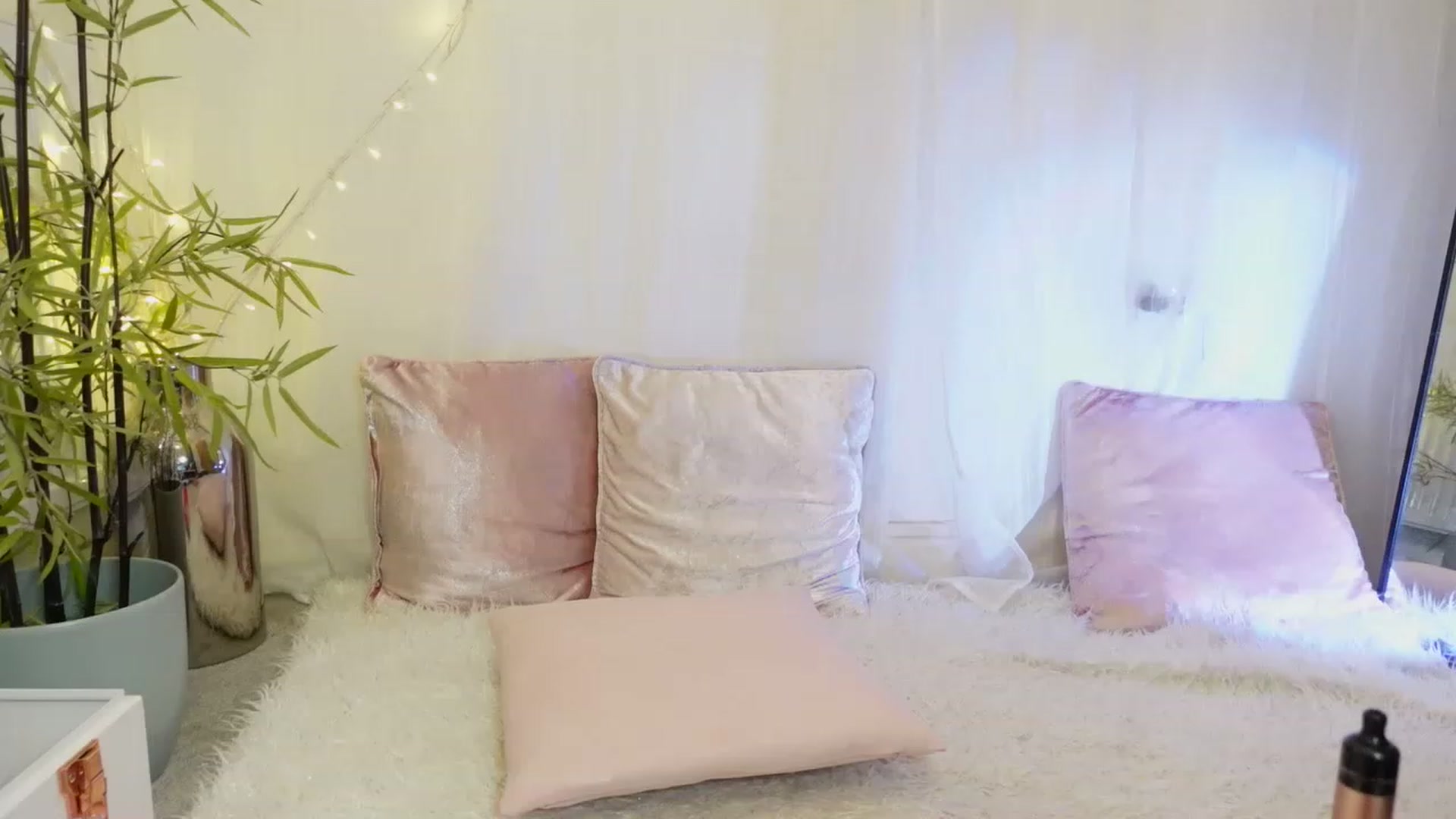Gallery image thumbnail from Miss_ReinaT's myfreecams stream on, 06/29/2023, 17:58 image 15 of 20