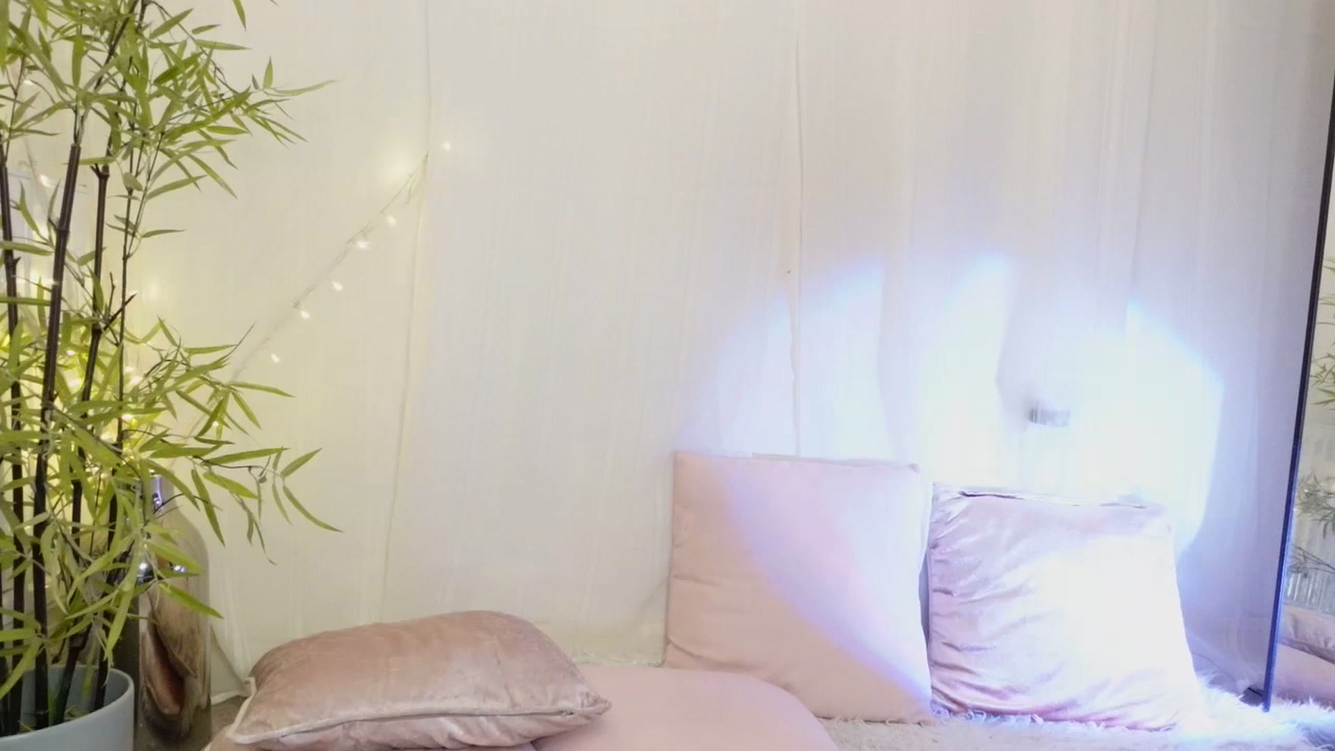 Gallery image thumbnail from Miss_ReinaT's myfreecams stream on, 07/13/2023, 15:40 image 13 of 20