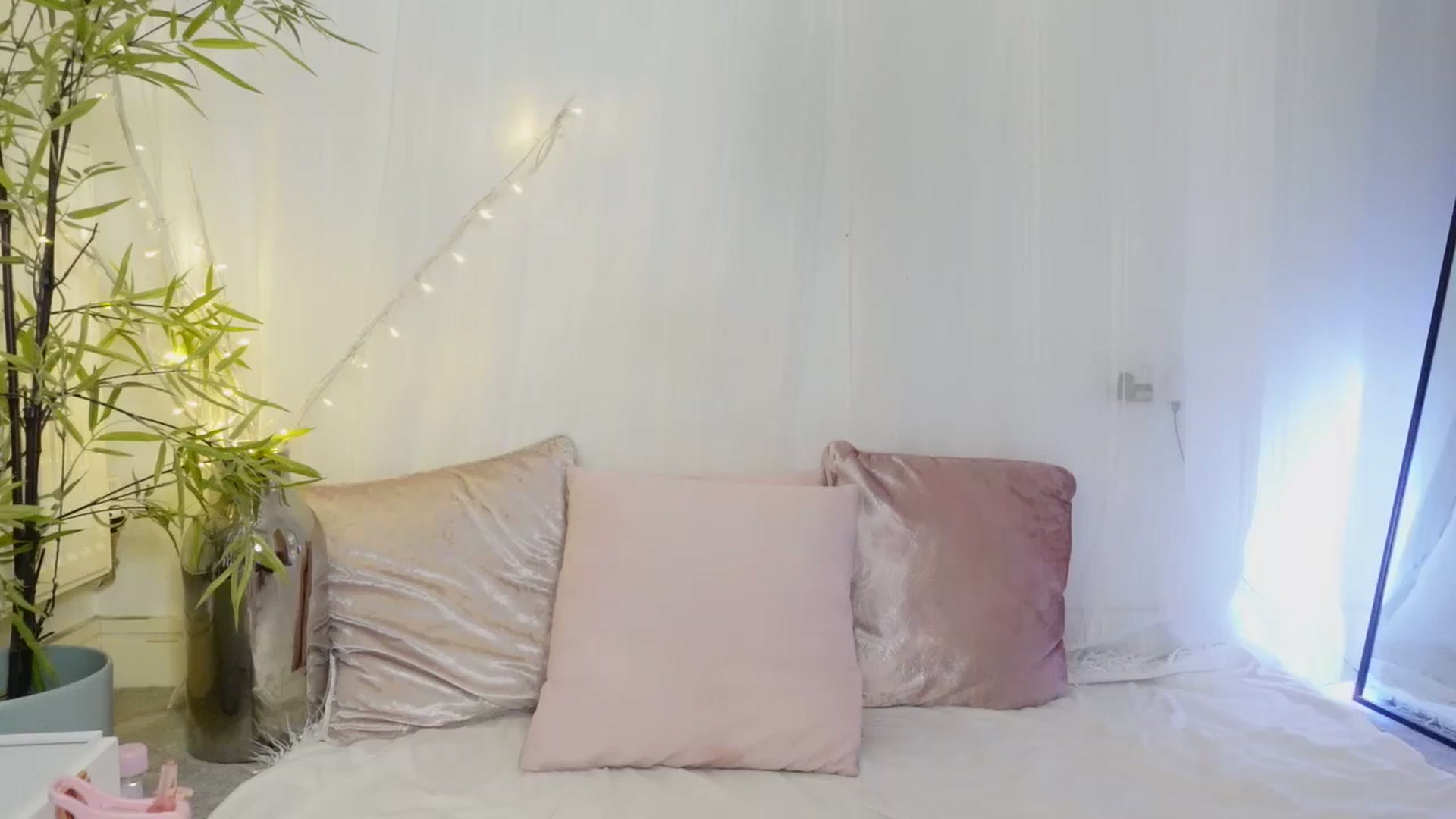 Gallery image thumbnail from Miss_ReinaT's myfreecams stream on, 09/15/2023, 13:28 image 12 of 20