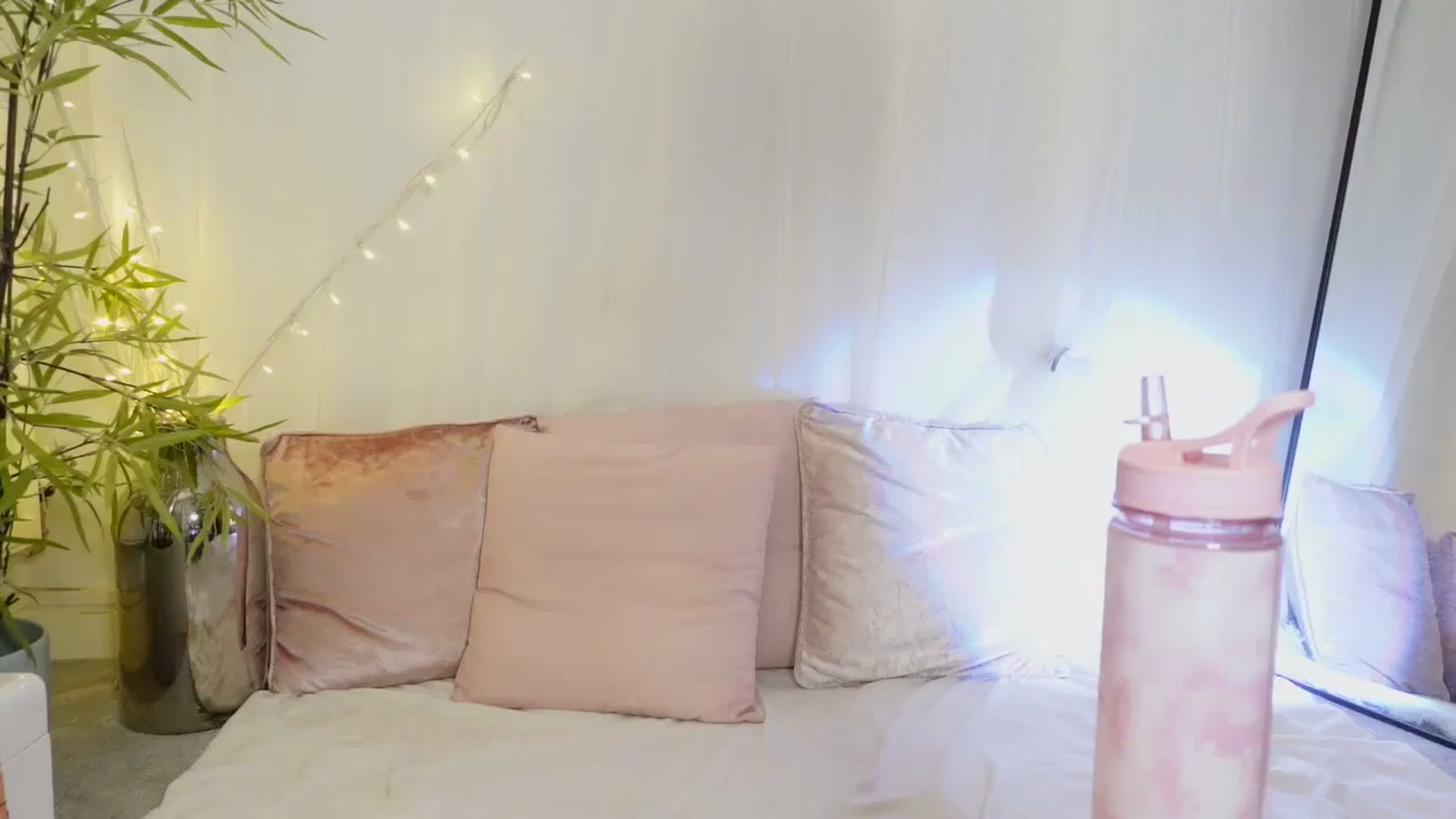 Gallery image thumbnail from Miss_ReinaT's myfreecams stream on, 09/22/2023, 16:51 image 1 of 20