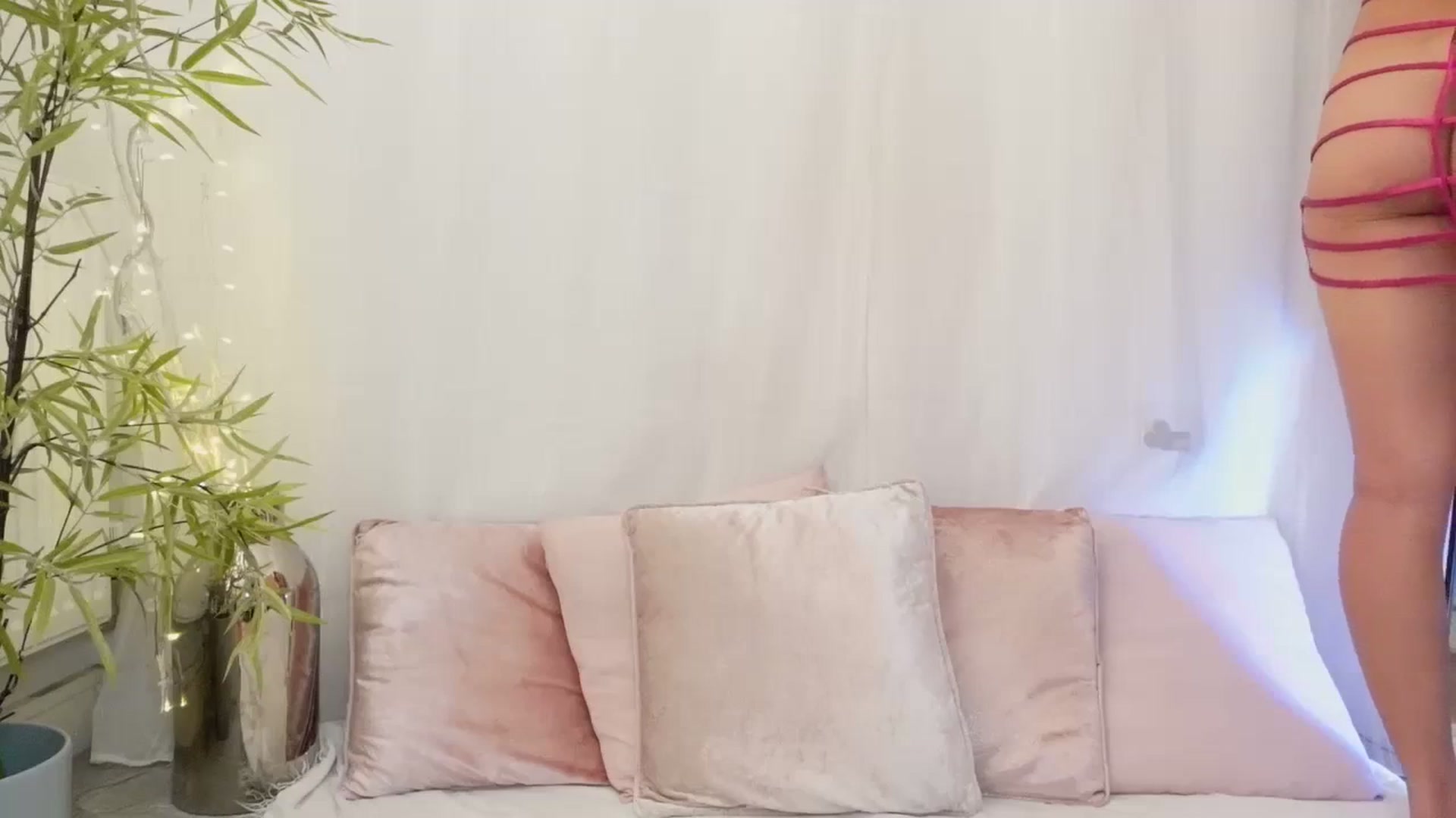 Gallery image thumbnail from Miss_ReinaT's myfreecams stream on, 11/10/2023, 15:04 image 5 of 20