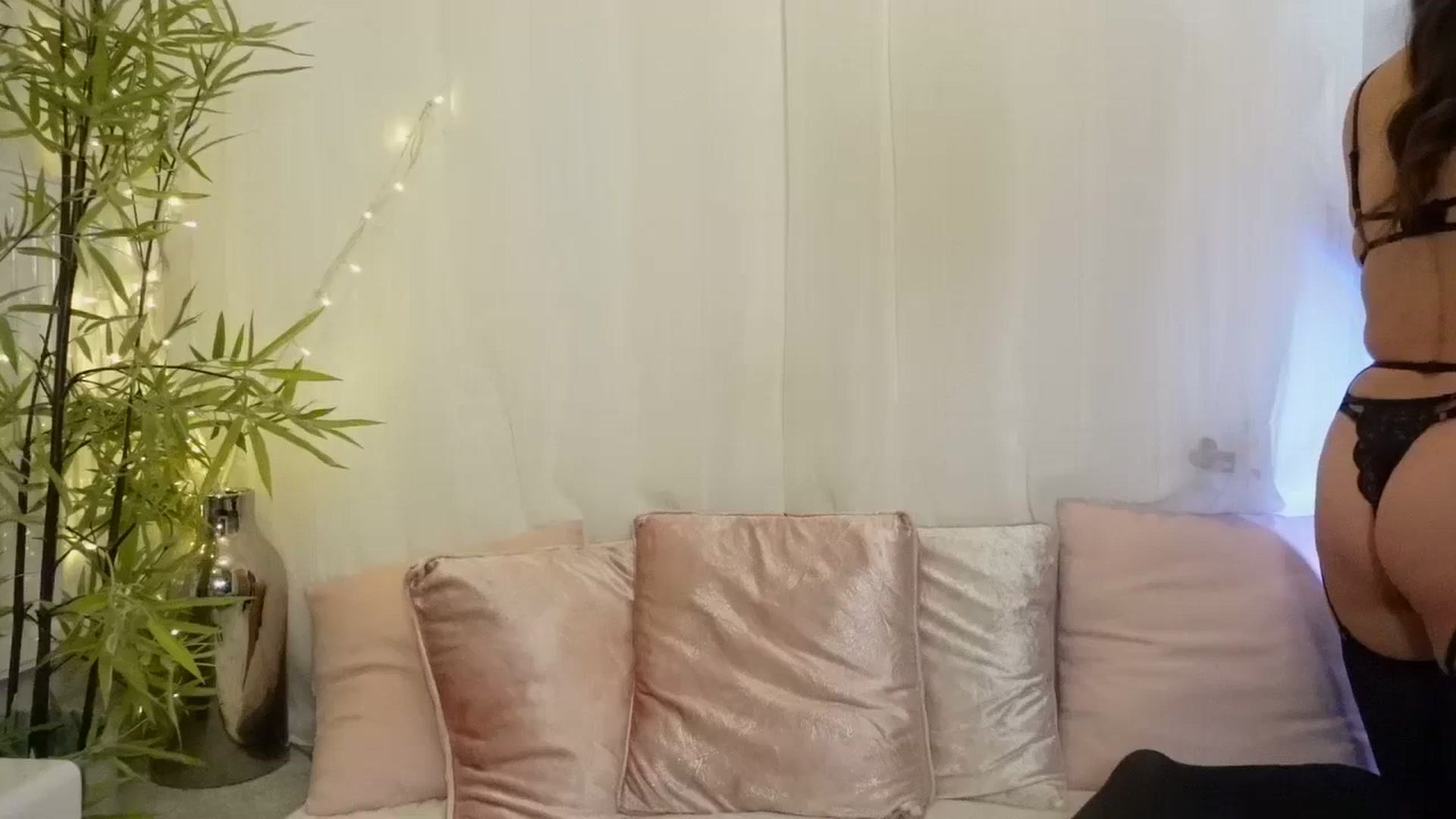 Gallery image thumbnail from Miss_ReinaT's myfreecams stream on, 12/12/2023, 16:12 image 1 of 20