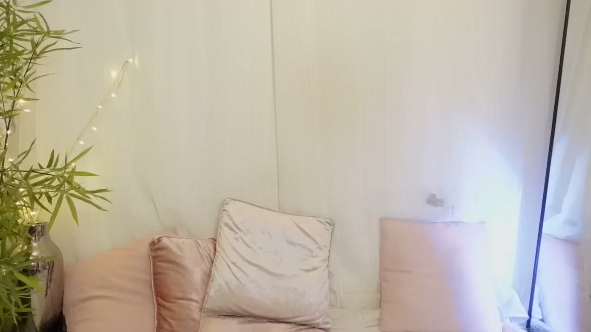 Gallery image thumbnail from Miss_ReinaT's myfreecams stream on, 12/13/2023, 18:00 image 14 of 20
