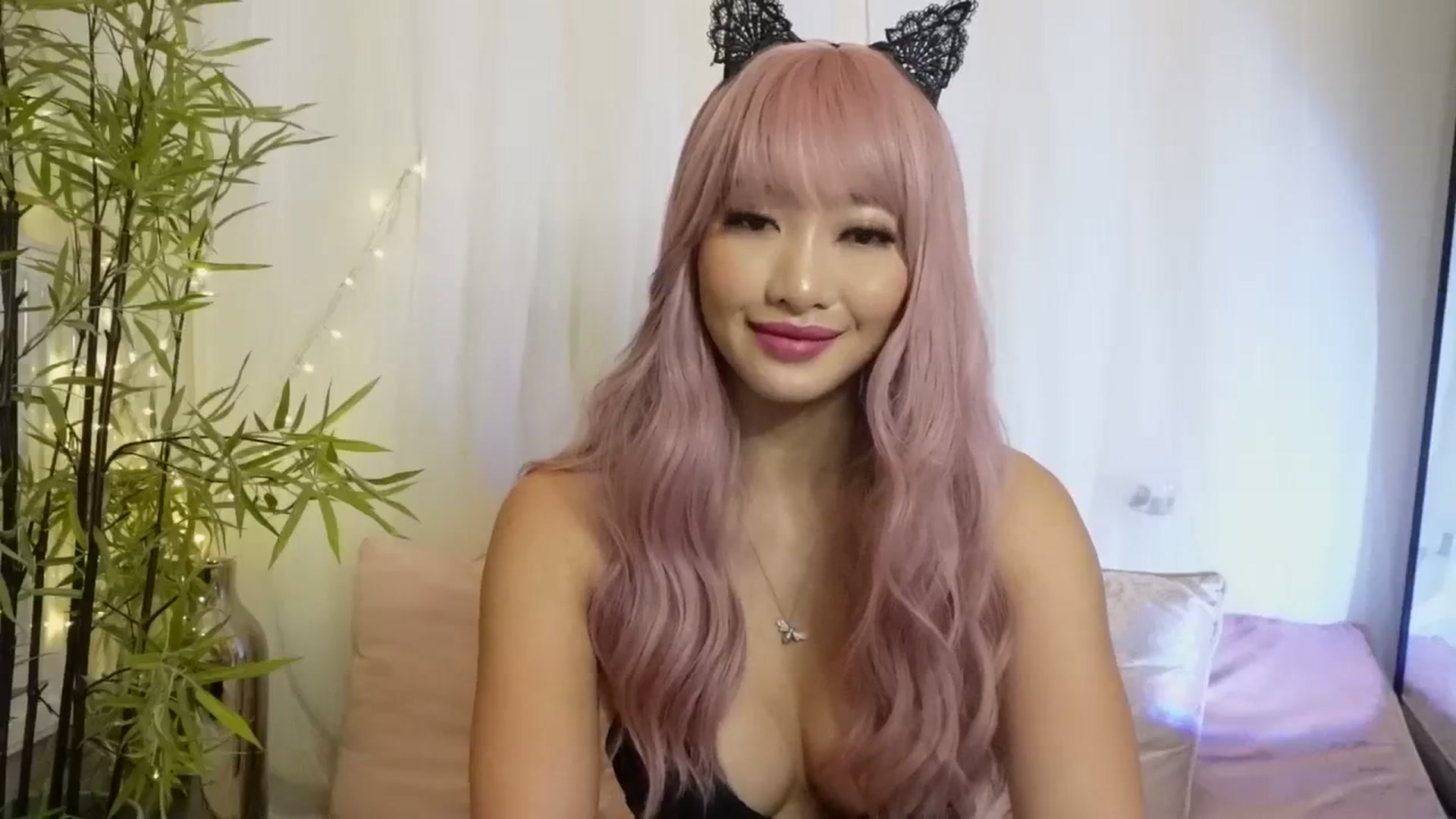 Gallery image thumbnail from Miss_ReinaT's myfreecams stream on, 12/15/2023, 15:36 image 5 of 20