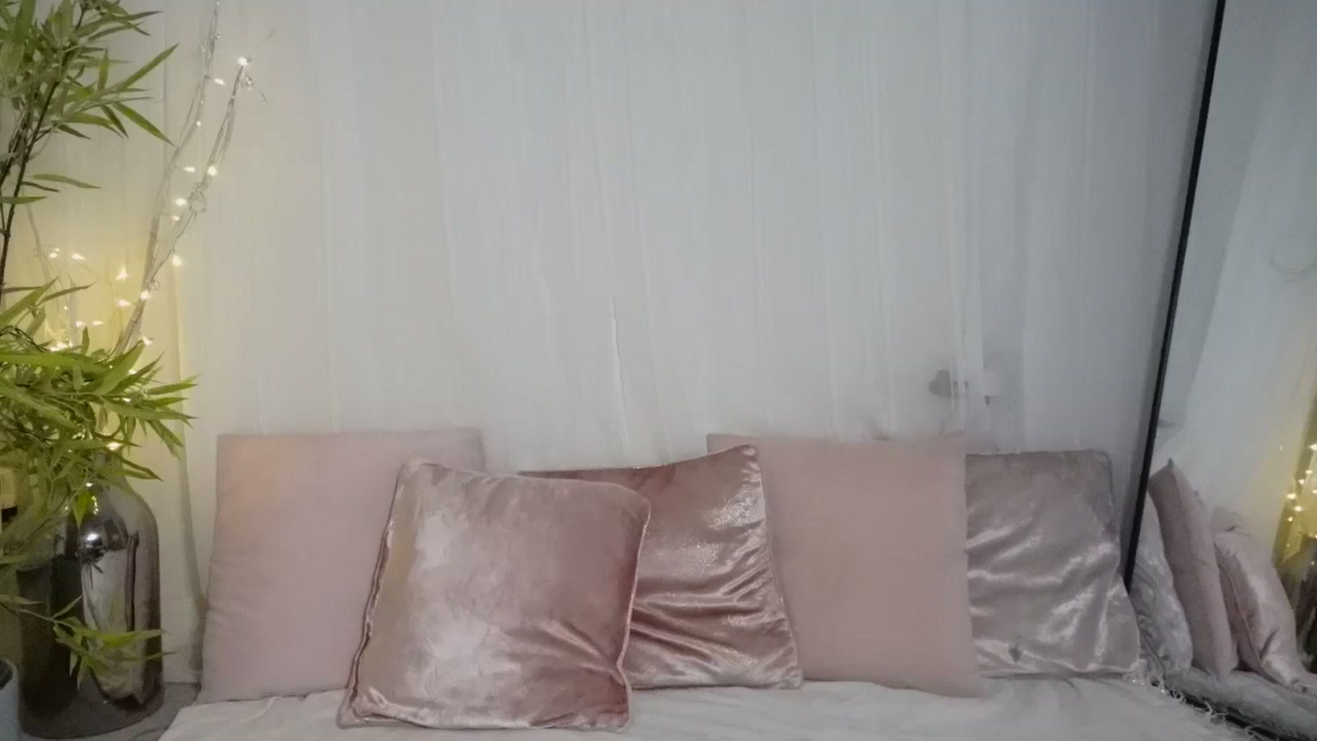 Gallery image thumbnail from Miss_ReinaT's myfreecams stream on, 12/18/2023, 16:22 image 15 of 20