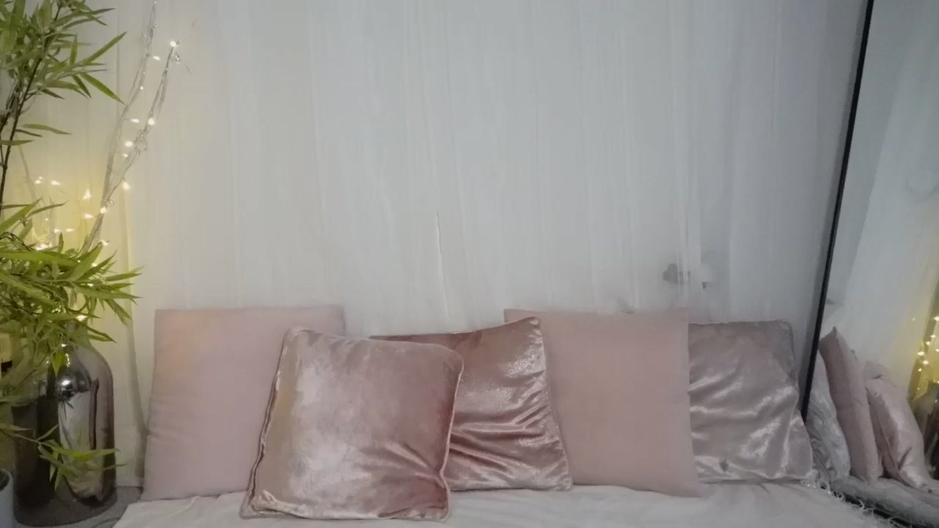 Gallery image thumbnail from Miss_ReinaT's myfreecams stream on, 12/18/2023, 16:22 image 17 of 20