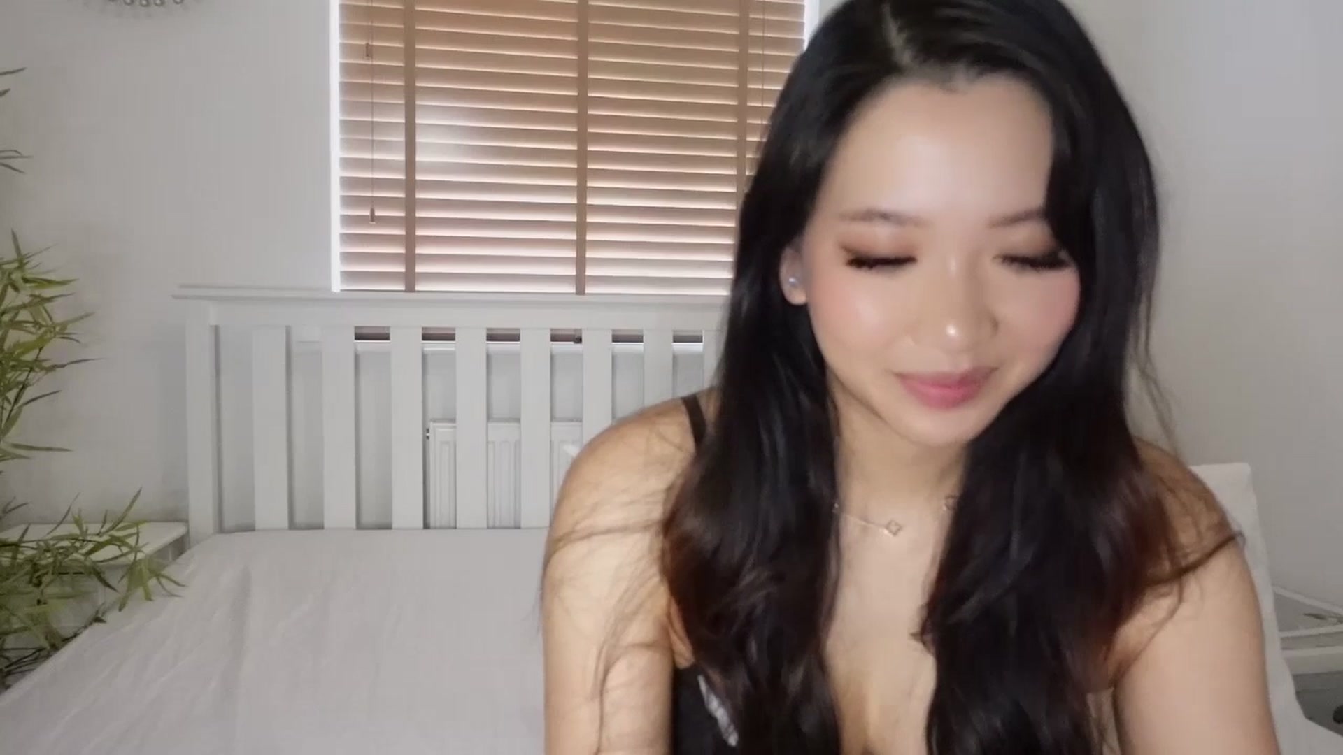Gallery image thumbnail from Miss_ReinaT's myfreecams stream on, 04/02/2025, 11:55 image 6 of 20