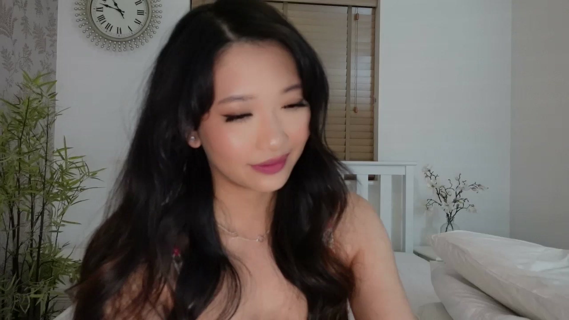 Gallery image thumbnail from Miss_ReinaT's myfreecams stream on, 04/19/2025, 20:26 image 13 of 20